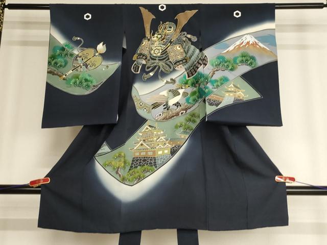 ■■■　サイズ　■■■ 【産着】 身丈 95.5cm（肩から） 裄丈 46.5cm 袖丈 55cm ■■■　商品詳細　■■■ 産着【正絹・五つ紋】の状態は特に目立ったシミ汚れなどもなく大変良い状態です。 大変上質な逸品になります。 お安く出品致しますので、是非この機会にいかがでしょうか？ ■■■　注意事項　■■■ ■モニター発色の具合により色合いが異なる場合がございます。 ■寸法は多少の誤差が生じる場合がございますのでご了承ください。 ■縫込みの長さが左右非対称の場合は短い部分を記載しております。 左右非対称であってもご返品・お値引き等の保証は出来かねますので、ご了承の上ご購入をお願い致します。 ■シミ等のチェックには注意を払っておりますが、見落としがある場合もございますし、個人の見解も様々ですので神経質な方のご購入はお控えください。 ■箪笥に入っておりました着物や帯なので畳みシワや匂いがあるものもございます。 ■お休みは基本的に土日祝となりますが、その他臨時でお休みする場合がございますのでご了承ください。 ■商品の発送は平日のみの発送となります。 ■夜間と土曜、日曜日はお問い合わせの回答が遅れる場合がございます。 ■当店では、お直し、紋入れ、お手入れ等は承っておりません。 ■生地の状態（ヤケ、経年劣化等）によってはサイズ直しが出来ない場合がございます。 その点もどうかご了承のうえ、ご購入をお願いいたします。 ■弊社で取り扱う商品は一点ものにつき、時期や在庫状況に応じて金額が変更となる場合がございます。 ■検針は行っておりません。予めご了承いただきますようお願いいたします。 ■【洗える着物】と記載のある商品におきましては、商品お届け後に洗濯を行ってしまってからのご返品にはご対応しかねます。 念の為、専門店でのお手入れをお願いいたします。 ■着物のサイズ目安は下記を参考ください↓ ＜女性着物＞　お端折り次第で＋5cm　−1cmが着用可能サイズ 　例）身丈170cmの場合、身長160cm〜175cm ＜男性着物＞　身丈＋約25cm〜27cm程が適応身長 　例）身丈155cmの場合、身長180〜182cm