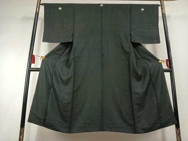 ■■■　サイズ　■■■ 身丈 138cm（肩から） 裄丈 63cm 袖丈 50cm　縫込み 2.5cm 袖幅 31cm 前幅 24.5cm 後幅 31cm 着物縫いこみ 内揚げ 5cm 裄 お袖側 約2cm　身頃側 約2.5cm ■■■　商品詳細　■■■ 【正絹・三つ紋】 状態は接写画像のように表地所々・両袖・衿山・胴裏に薄い汚れがございます。 大変上質な逸品になりますのでぜひお手入れをされてお召しになられてはいかがでしょうか。 お安く出品致しますので、是非この機会にいかがでしょうか？ ■■■　注意事項　■■■ ■モニター発色の具合により色合いが異なる場合がございます。 ■寸法は多少の誤差が生じる場合がございますのでご了承ください。 ■縫込みの長さが左右非対称の場合は短い部分を記載しております。 左右非対称であってもご返品・お値引き等の保証は出来かねますので、ご了承の上ご購入をお願い致します。 ■シミ等のチェックには注意を払っておりますが、見落としがある場合もございますし、個人の見解も様々ですので神経質な方のご購入はお控えください。 ■箪笥に入っておりました着物や帯なので畳みシワや匂いがあるものもございます。 ■お休みは基本的に土日祝となりますが、その他臨時でお休みする場合がございますのでご了承ください。 ■商品の発送は平日のみの発送となります。 ■夜間と土曜、日曜日はお問い合わせの回答が遅れる場合がございます。 ■当店では、お直し、紋入れ、お手入れ等は承っておりません。 ■生地の状態（ヤケ、経年劣化等）によってはサイズ直しが出来ない場合がございます。 その点もどうかご了承のうえ、ご購入をお願いいたします。 ■弊社で取り扱う商品は一点ものにつき、時期や在庫状況に応じて金額が変更となる場合がございます。 ■検針は行っておりません。予めご了承いただきますようお願いいたします。 ■【洗える着物】と記載のある商品におきましては、商品お届け後に洗濯を行ってしまってからのご返品にはご対応しかねます。 念の為、専門店でのお手入れをお願いいたします。 ■写真に写っている物が全てになります。それ以外の付属品はございませんのでご了承ください。 ■状態に関する写真につきましては、掲載可能な写真枚数に限りがあるため、各箇所につき1枚参考画像を掲載しております。 ■着物のサイズ目安は下記を参考ください↓ ＜女性着物＞　お端折り次第で＋5cm　−1cmが着用可能サイズ 　例）身丈170cmの場合、身長160cm〜175cm ＜男性着物＞　身丈＋約25cm〜27cm程が適応身長 　例）身丈155cmの場合、身長180〜182cm