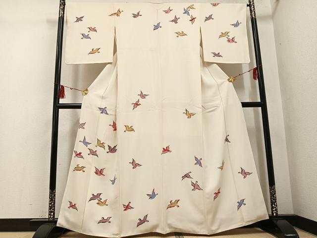 ■■■　サイズ　■■■ 身丈 160cm（肩から） 裄丈 66cm 袖丈 47cm　縫込み 3.5cm 袖幅 34cm 前幅 24cm 後幅 29.5cm 着物縫いこみ 内揚げ 0cm 裄 お袖側 約0cm　身頃側 約2cm ■■■　商品詳細　■■■ 【正絹・未使用】 状態は接写画像のように衿・右袖後に薄い汚れがございますが その他特に目立ったシミ汚れなどもなく大変良い状態です。 紅型とは沖縄の伝統的な染物のことで、 型紙を使ったおおらかで自由な文様と、 南国らしい力強さがあふれる鮮やかな色彩が特徴的でございます。 「びん」は色、「かた」は模様のことを意味しており、 琉球王朝時代から、高貴な人々が身にまとったとされます。 創作工程の第一は、意匠を凝らした下絵を描き、 丁寧に型紙を彫ることから始まり、型紙を生地に伏せ、 糊で防染し、糊が置かれていない部分に手仕事で色を挿していきます。 染めた跡にまた糊を洗い落とし、今度は色を挿した部分に糊をおき、 残りを丹念に染めるという作業をコツコツと繰り返すことで 鮮やかな色彩が生まれていくのです。 大変上質な逸品になります。 お安く出品致しますので、是非この機会にいかがでしょうか？ ■■■　注意事項　■■■ ■モニター発色の具合により色合いが異なる場合がございます。 ■寸法は多少の誤差が生じる場合がございますのでご了承ください。 ■縫込みの長さが左右非対称の場合は短い部分を記載しております。 左右非対称であってもご返品・お値引き等の保証は出来かねますので、ご了承の上ご購入をお願い致します。 ■シミ等のチェックには注意を払っておりますが、見落としがある場合もございますし、個人の見解も様々ですので神経質な方のご購入はお控えください。 ■箪笥に入っておりました着物や帯なので畳みシワや匂いがあるものもございます。 ■お休みは基本的に土日祝となりますが、その他臨時でお休みする場合がございますのでご了承ください。 ■商品の発送は平日のみの発送となります。 ■夜間と土曜、日曜日はお問い合わせの回答が遅れる場合がございます。 ■当店では、お直し、紋入れ、お手入れ等は承っておりません。 ■生地の状態（ヤケ、経年劣化等）によってはサイズ直しが出来ない場合がございます。 その点もどうかご了承のうえ、ご購入をお願いいたします。 ■弊社で取り扱う商品は一点ものにつき、時期や在庫状況に応じて金額が変更となる場合がございます。 ■検針は行っておりません。予めご了承いただきますようお願いいたします。 ■【洗える着物】と記載のある商品におきましては、商品お届け後に洗濯を行ってしまってからのご返品にはご対応しかねます。 念の為、専門店でのお手入れをお願いいたします。 ■着物のサイズ目安は下記を参考ください↓ ＜女性着物＞　お端折り次第で＋5cm　−1cmが着用可能サイズ 　例）身丈170cmの場合、身長160cm〜175cm ＜男性着物＞　身丈＋約25cm〜27cm程が適応身長 　例）身丈155cmの場合、身長180〜182cm