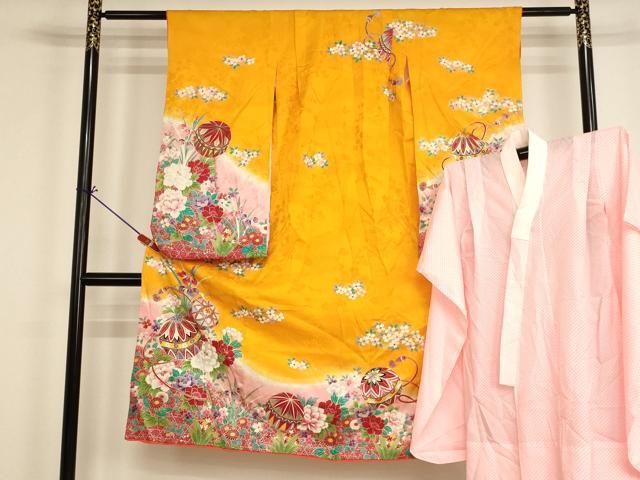 ■■■　サイズ　■■■ 【祝着】 身丈 130.5cm（肩から） 裄丈 49.5cm（肩上げ　3cm） 袖丈 73cm　縫込み 2cm 袖幅 32cm 前幅 18.5cm 後幅 25cm 着物縫いこみ 内揚げ 0cm （腰上げ　0cm） 裄 お袖側 約2.5cm　身頃側 約2cm 【長襦袢】 身丈 87cm（肩から） 裄丈 46cm（肩上げ　3.5cm） 袖丈 74cm　縫込み 2cm 袖幅 29.5cm 前幅 19cm 後幅 24cm 着物縫いこみ 内揚げ 0cm （腰上げ　0cm） 裄 お袖側 約4.5cm　身頃側 約0cm ■■■　商品詳細　■■■ 着物【正絹】の状態は接写画像のように肩山に焼け、八掛に汚れがございますが その他特に目立ったシミ汚れなどもなく大変良い状態です。 長襦袢【化繊】の状態は特に目立ったシミ汚れなどもなく大変良い状態です。 大変上質な逸品になります。 お安く出品致しますので、是非この機会にいかがでしょうか？ ※若干たたみシワがございます。 ■■■　注意事項　■■■ ■モニター発色の具合により色合いが異なる場合がございます。 ■寸法は多少の誤差が生じる場合がございますのでご了承ください。 ■縫込みの長さが左右非対称の場合は短い部分を記載しております。 左右非対称であってもご返品・お値引き等の保証は出来かねますので、ご了承の上ご購入をお願い致します。 ■シミ等のチェックには注意を払っておりますが、見落としがある場合もございますし、個人の見解も様々ですので神経質な方のご購入はお控えください。 ■箪笥に入っておりました着物や帯なので畳みシワや匂いがあるものもございます。 ■お休みは基本的に土日祝となりますが、その他臨時でお休みする場合がございますのでご了承ください。 ■商品の発送は平日のみの発送となります。 ■夜間と土曜、日曜日はお問い合わせの回答が遅れる場合がございます。 ■当店では、お直し、紋入れ、お手入れ等は承っておりません。 ■生地の状態（ヤケ、経年劣化等）によってはサイズ直しが出来ない場合がございます。 その点もどうかご了承のうえ、ご購入をお願いいたします。 ■弊社で取り扱う商品は一点ものにつき、時期や在庫状況に応じて金額が変更となる場合がございます。 ■検針は行っておりません。予めご了承いただきますようお願いいたします。 ■【洗える着物】と記載のある商品におきましては、商品お届け後に洗濯を行ってしまってからのご返品にはご対応しかねます。 念の為、専門店でのお手入れをお願いいたします。 ■写真に写っている物が全てになります。それ以外の付属品はございませんのでご了承ください。 ■着物のサイズ目安は下記を参考ください↓ ＜女性着物＞　お端折り次第で＋5cm　−1cmが着用可能サイズ 　例）身丈170cmの場合、身長160cm〜175cm ＜男性着物＞　身丈＋約25cm〜27cm程が適応身長 　例）身丈155cmの場合、身長180〜182cm