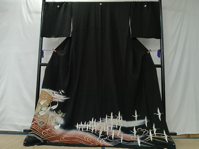 ■■■　サイズ　■■■ 身丈 175cm（肩から） 裄丈 62.5cm 袖丈 46cm　縫込み 4cm 袖幅 36.5cm 前幅 28.5cm 後幅 32cm 着物縫いこみ 内揚げ 1.5cm 裄 お袖側 約1cm　身頃側 約1cm ■■■　商品詳細　■■■ 【正絹・五つ紋・比翼仕立て】 状態は画像を添付しておりますので、そちらをご確認下さいますよう宜しくお願い致します。 大変上質な逸品になります。 お安く出品致しますので、是非この機会にいかがでしょうか？ ■■■　注意事項　■■■ ■モニター発色の具合により色合いが異なる場合がございます。 ■寸法は多少の誤差が生じる場合がございますのでご了承ください。 ■縫込みの長さが左右非対称の場合は短い部分を記載しております。 左右非対称であってもご返品・お値引き等の保証は出来かねますので、ご了承の上ご購入をお願い致します。 ■シミ等のチェックには注意を払っておりますが、見落としがある場合もございますし、個人の見解も様々ですので神経質な方のご購入はお控えください。 ■箪笥に入っておりました着物や帯なので畳みシワや匂いがあるものもございます。 ■お休みは基本的に土日祝となりますが、その他臨時でお休みする場合がございますのでご了承ください。 ■商品の発送は平日のみの発送となります。 ■夜間と土曜、日曜日はお問い合わせの回答が遅れる場合がございます。 ■当店では、お直し、紋入れ、お手入れ等は承っておりません。 ■生地の状態（ヤケ、経年劣化等）によってはサイズ直しが出来ない場合がございます。 その点もどうかご了承のうえ、ご購入をお願いいたします。 ■弊社で取り扱う商品は一点ものにつき、時期や在庫状況に応じて金額が変更となる場合がございます。 ■検針は行っておりません。予めご了承いただきますようお願いいたします。 ■【洗える着物】と記載のある商品におきましては、商品お届け後に洗濯を行ってしまってからのご返品にはご対応しかねます。 念の為、専門店でのお手入れをお願いいたします。 ■写真に写っている物が全てになります。それ以外の付属品はございませんのでご了承ください。 ■状態に関する写真につきましては、掲載可能な写真枚数に限りがあるため、各箇所につき1枚参考画像を掲載しております。 ■着物のサイズ目安は下記を参考ください↓ ＜女性着物＞　お端折り次第で＋5cm　−1cmが着用可能サイズ 　例）身丈170cmの場合、身長160cm〜175cm ＜男性着物＞　身丈＋約25cm〜27cm程が適応身長 　例）身丈155cmの場合、身長180〜182cm