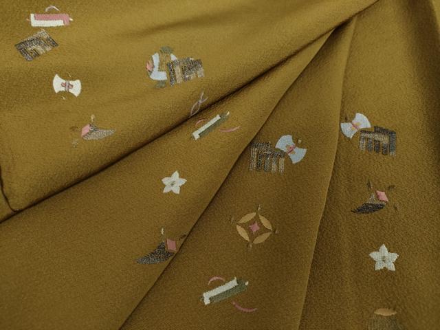 ■■■　サイズ　■■■ 身丈 164.5cm（肩から） 裄丈 65cm 袖丈 49cm　縫込み 5cm 袖幅 33cm 前幅 25.5cm 後幅 30cm 着物縫いこみ 内揚げ 6.5cm 裄 お袖側 約3.5cm　身頃側 約4cm ■■■　商品詳細　■■■ 【正絹】 状態は接写画像のように両袖に若干の薄い汚れ、衿山に薄い汚れがございますが その他特に目立ったシミ汚れなどもなく大変良い状態です。 大変上質な逸品になります。 お安く出品致しますので、是非この機会にいかがでしょうか？ ■■■　注意事項　■■■ ■モニター発色の具合により色合いが異なる場合がございます。 ■寸法は多少の誤差が生じる場合がございますのでご了承ください。 ■縫込みの長さが左右非対称の場合は短い部分を記載しております。 左右非対称であってもご返品・お値引き等の保証は出来かねますので、ご了承の上ご購入をお願い致します。 ■シミ等のチェックには注意を払っておりますが、見落としがある場合もございますし、個人の見解も様々ですので神経質な方のご購入はお控えください。 ■箪笥に入っておりました着物や帯なので畳みシワや匂いがあるものもございます。 ■お休みは基本的に土日祝となりますが、その他臨時でお休みする場合がございますのでご了承ください。 ■商品の発送は平日のみの発送となります。 ■夜間と土曜、日曜日はお問い合わせの回答が遅れる場合がございます。 ■当店では、お直し、紋入れ、お手入れ等は承っておりません。 ■生地の状態（ヤケ、経年劣化等）によってはサイズ直しが出来ない場合がございます。 その点もどうかご了承のうえ、ご購入をお願いいたします。 ■弊社で取り扱う商品は一点ものにつき、時期や在庫状況に応じて金額が変更となる場合がございます。 ■検針は行っておりません。予めご了承いただきますようお願いいたします。 ■【洗える着物】と記載のある商品におきましては、商品お届け後に洗濯を行ってしまってからのご返品にはご対応しかねます。 念の為、専門店でのお手入れをお願いいたします。 ■着物のサイズ目安は下記を参考ください↓ ＜女性着物＞　お端折り次第で＋5?　−10?が着用可能サイズ 　例）身丈170?の場合、身長160?〜175? ＜男性着物＞　身丈＋約25?〜27?程が適応身長 　例）身丈155?の場合、身長180〜182?