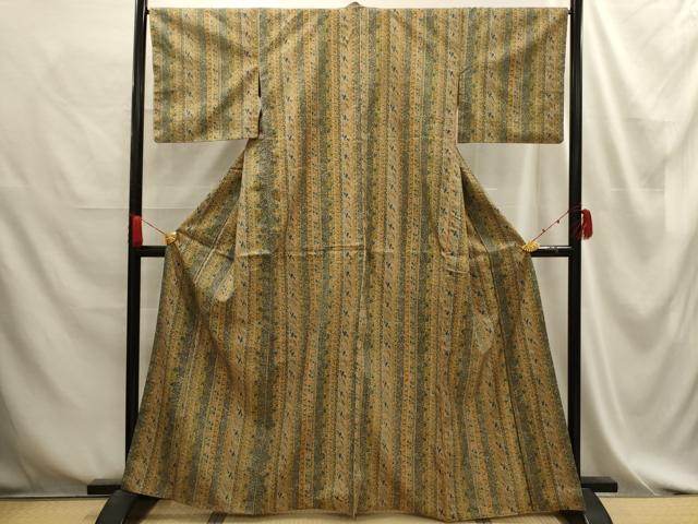 ■■■　サイズ　■■■ 身丈 161cm（肩から） 裄丈 66cm 袖丈 44.5cm　縫込み 3.5cm 袖幅 33cm 前幅 27cm 後幅 32cm 着物縫いこみ 内揚げ 0cm 裄 お袖側 約2cm　身頃側 約1cm ■■■　商品詳細　■■■ 【正絹】 状態は画像を添付しておりますので、そちらをご確認下さいますよう宜しくお願い致します。 大変上質な逸品になります。 お安く出品致しますので、是非この機会にいかがでしょうか？ ■■■　注意事項　■■■ ■モニター発色の具合により色合いが異なる場合がございます。 ■寸法は多少の誤差が生じる場合がございますのでご了承ください。 ■縫込みの長さが左右非対称の場合は短い部分を記載しております。 左右非対称であってもご返品・お値引き等の保証は出来かねますので、ご了承の上ご購入をお願い致します。 ■シミ等のチェックには注意を払っておりますが、見落としがある場合もございますし、個人の見解も様々ですので神経質な方のご購入はお控えください。 ■箪笥に入っておりました着物や帯なので畳みシワや匂いがあるものもございます。 ■お休みは基本的に土日祝となりますが、その他臨時でお休みする場合がございますのでご了承ください。 ■商品の発送は平日のみの発送となります。 ■夜間と土曜、日曜日はお問い合わせの回答が遅れる場合がございます。 ■当店では、お直し、紋入れ、お手入れ等は承っておりません。 ■生地の状態（ヤケ、経年劣化等）によってはサイズ直しが出来ない場合がございます。 その点もどうかご了承のうえ、ご購入をお願いいたします。 ■弊社で取り扱う商品は一点ものにつき、時期や在庫状況に応じて金額が変更となる場合がございます。 ■検針は行っておりません。予めご了承いただきますようお願いいたします。 ■【洗える着物】と記載のある商品におきましては、商品お届け後に洗濯を行ってしまってからのご返品にはご対応しかねます。 念の為、専門店でのお手入れをお願いいたします。 ■着物のサイズ目安は下記を参考ください↓ ＜女性着物＞　お端折り次第で＋5cm　−1cmが着用可能サイズ 　例）身丈170cmの場合、身長160cm〜175cm ＜男性着物＞　身丈＋約25cm〜27cm程が適応身長 　例）身丈155cmの場合、身長180〜182cm