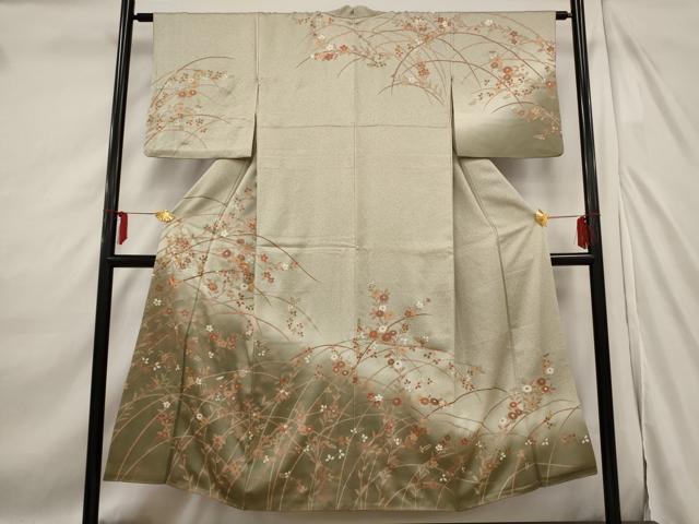 ■■■　サイズ　■■■ 身丈 146cm（肩から） 裄丈 61cm 袖丈 48cm　縫込み 9cm 袖幅 32cm 前幅 24.5cm 後幅 28.5cm 着物縫いこみ 内揚げ 13cm 裄 お袖側 約0cm　身頃側 約4cm ■■■　商品詳細　■■■ 【正絹】 状態は画像を添付しておりますので、そちらをご確認下さいますよう宜しくお願い致します。 大変上質な逸品になります。 お安く出品致しますので、是非この機会にいかがでしょうか？ ■■■　注意事項　■■■ ■モニター発色の具合により色合いが異なる場合がございます。 ■寸法は多少の誤差が生じる場合がございますのでご了承ください。 ■縫込みの長さが左右非対称の場合は短い部分を記載しております。 左右非対称であってもご返品・お値引き等の保証は出来かねますので、ご了承の上ご購入をお願い致します。 ■シミ等のチェックには注意を払っておりますが、見落としがある場合もございますし、個人の見解も様々ですので神経質な方のご購入はお控えください。 ■箪笥に入っておりました着物や帯なので畳みシワや匂いがあるものもございます。 ■お休みは基本的に土日祝となりますが、その他臨時でお休みする場合がございますのでご了承ください。 ■商品の発送は平日のみの発送となります。 ■夜間と土曜、日曜日はお問い合わせの回答が遅れる場合がございます。 ■当店では、お直し、紋入れ、お手入れ等は承っておりません。 ■生地の状態（ヤケ、経年劣化等）によってはサイズ直しが出来ない場合がございます。 その点もどうかご了承のうえ、ご購入をお願いいたします。 ■弊社で取り扱う商品は一点ものにつき、時期や在庫状況に応じて金額が変更となる場合がございます。 ■検針は行っておりません。予めご了承いただきますようお願いいたします。 ■【洗える着物】と記載のある商品におきましては、商品お届け後に洗濯を行ってしまってからのご返品にはご対応しかねます。 念の為、専門店でのお手入れをお願いいたします。 ■着物のサイズ目安は下記を参考ください↓ ＜女性着物＞　お端折り次第で＋5cm　−1cmが着用可能サイズ 　例）身丈170cmの場合、身長160cm〜175cm ＜男性着物＞　身丈＋約25cm〜27cm程が適応身長 　例）身丈155cmの場合、身長180〜182cm