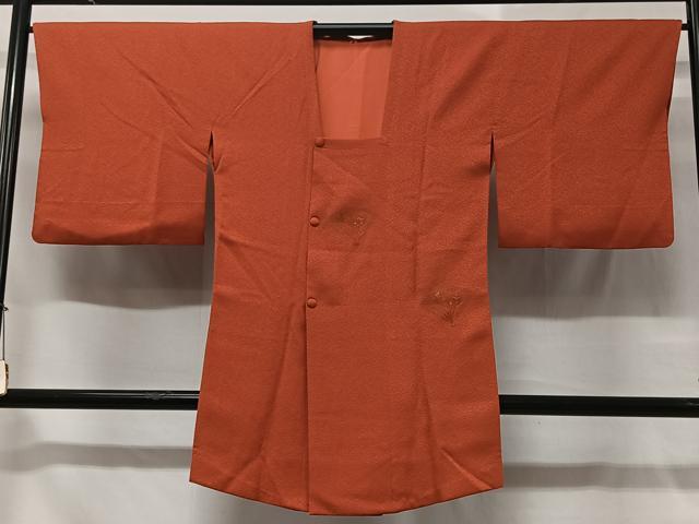 ■■■　サイズ　■■■ 身丈 92cm（肩から） 裄丈 66cm 袖丈 47.5cm　縫込み 7.5cm 袖幅 34cm 前幅 22cm 後幅 30.5cm 裄 お袖側 約1.5cm　身頃側 約3.5cm ■■■　商品詳細　■■■ 【正絹】 状態は特に目立ったシミ汚れなどもなく大変良い状態です。 大変上質な逸品になります。 お安く出品致しますので、是非この機会にいかがでしょうか？ ■■■　注意事項　■■■ ■モニター発色の具合により色合いが異なる場合がございます。 ■寸法は多少の誤差が生じる場合がございますのでご了承ください。 ■縫込みの長さが左右非対称の場合は短い部分を記載しております。 左右非対称であってもご返品・お値引き等の保証は出来かねますので、ご了承の上ご購入をお願い致します。 ■シミ等のチェックには注意を払っておりますが、見落としがある場合もございますし、個人の見解も様々ですので神経質な方のご購入はお控えください。 ■箪笥に入っておりました着物や帯なので畳みシワや匂いがあるものもございます。 ■お休みは基本的に土日祝となりますが、その他臨時でお休みする場合がございますのでご了承ください。 ■商品の発送は平日のみの発送となります。 ■夜間と土曜、日曜日はお問い合わせの回答が遅れる場合がございます。 ■当店では、お直し、紋入れ、お手入れ等は承っておりません。 ■生地の状態（ヤケ、経年劣化等）によってはサイズ直しが出来ない場合がございます。 その点もどうかご了承のうえ、ご購入をお願いいたします。 ■弊社で取り扱う商品は一点ものにつき、時期や在庫状況に応じて金額が変更となる場合がございます。 ■検針は行っておりません。予めご了承いただきますようお願いいたします。 ■【洗える着物】と記載のある商品におきましては、商品お届け後に洗濯を行ってしまってからのご返品にはご対応しかねます。 念の為、専門店でのお手入れをお願いいたします。 ■着物のサイズ目安は下記を参考ください↓ ＜女性着物＞　お端折り次第で＋5cm　−1cmが着用可能サイズ 　例）身丈170cmの場合、身長160cm〜175cm ＜男性着物＞　身丈＋約25cm〜27cm程が適応身長 　例）身丈155cmの場合、身長180〜182cm