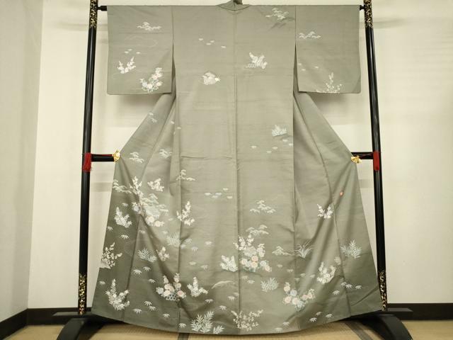 ■■■　サイズ　■■■ 身丈 161cm（肩から） 裄丈 64cm 袖丈 47cm　縫込み 7cm 袖幅 32cm 前幅 25cm 後幅 28cm 着物縫いこみ 内揚げ 6cm 裄 お袖側 約1cm　身頃側 約3cm ■■■　商品詳細　■■■ 【正絹】 状態は接写画像のように肩山に薄い汚れがございますが その他特に目立ったシミ汚れなどもなく大変良い状態です。 大変上質な逸品になります。 お安く出品致しますので、是非この機会にいかがでしょうか？ ■■■　注意事項　■■■ ■モニター発色の具合により色合いが異なる場合がございます。 ■寸法は多少の誤差が生じる場合がございますのでご了承ください。 ■縫込みの長さが左右非対称の場合は短い部分を記載しております。 左右非対称であってもご返品・お値引き等の保証は出来かねますので、ご了承の上ご購入をお願い致します。 ■シミ等のチェックには注意を払っておりますが、見落としがある場合もございますし、個人の見解も様々ですので神経質な方のご購入はお控えください。 ■箪笥に入っておりました着物や帯なので畳みシワや匂いがあるものもございます。 ■お休みは基本的に土日祝となりますが、その他臨時でお休みする場合がございますのでご了承ください。 ■商品の発送は平日のみの発送となります。 ■夜間と土曜、日曜日はお問い合わせの回答が遅れる場合がございます。 ■当店では、お直し、紋入れ、お手入れ等は承っておりません。 ■生地の状態（ヤケ、経年劣化等）によってはサイズ直しが出来ない場合がございます。 その点もどうかご了承のうえ、ご購入をお願いいたします。 ■弊社で取り扱う商品は一点ものにつき、時期や在庫状況に応じて金額が変更となる場合がございます。 ■検針は行っておりません。予めご了承いただきますようお願いいたします。 ■【洗える着物】と記載のある商品におきましては、商品お届け後に洗濯を行ってしまってからのご返品にはご対応しかねます。 念の為、専門店でのお手入れをお願いいたします。 ■着物のサイズ目安は下記を参考ください↓ ＜女性着物＞　お端折り次第で＋5?　−10?が着用可能サイズ 　例）身丈170?の場合、身長160?〜175? ＜男性着物＞　身丈＋約25?〜27?程が適応身長 　例）身丈155?の場合、身長180〜182?