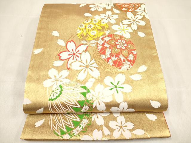 ■■■　サイズ　■■■ 長さ 428cm　幅 28.5cm程 ■■■　商品詳細　■■■ 【正絹・芯なし】 状態は締めてはおりますが 特に目立ったシミ汚れなどもなく大変良い状態です。 大変上質な逸品になります。 お安く出品致しますので、是非この機会にいかがでしょうか？ ※たれ先・手先の両方向に締め跡があります。 ■■■　注意事項　■■■ ■モニター発色の具合により色合いが異なる場合がございます。 ■寸法は多少の誤差が生じる場合がございますのでご了承ください。 ■縫込みの長さが左右非対称の場合は短い部分を記載しております。 左右非対称であってもご返品・お値引き等の保証は出来かねますので、ご了承の上ご購入をお願い致します。 ■シミ等のチェックには注意を払っておりますが、見落としがある場合もございますし、個人の見解も様々ですので神経質な方のご購入はお控えください。 ■箪笥に入っておりました着物や帯なので畳みシワや匂いがあるものもございます。 ■お休みは基本的に土日祝となりますが、その他臨時でお休みする場合がございますのでご了承ください。 ■商品の発送は平日のみの発送となります。 ■夜間と土曜、日曜日はお問い合わせの回答が遅れる場合がございます。 ■当店では、お直し、紋入れ、お手入れ等は承っておりません。 ■生地の状態（ヤケ、経年劣化等）によってはサイズ直しが出来ない場合がございます。 その点もどうかご了承のうえ、ご購入をお願いいたします。 ■弊社で取り扱う商品は一点ものにつき、時期や在庫状況に応じて金額が変更となる場合がございます。 ■検針は行っておりません。予めご了承いただきますようお願いいたします。 ■【洗える着物】と記載のある商品におきましては、商品お届け後に洗濯を行ってしまってからのご返品にはご対応しかねます。 念の為、専門店でのお手入れをお願いいたします。 ■写真に写っている物が全てになります。それ以外の付属品はございませんのでご了承ください。 ■状態に関する写真につきましては、掲載可能な写真枚数に限りがあるため、各箇所につき1枚参考画像を掲載しております。 ■着物のサイズ目安は下記を参考ください↓ ＜女性着物＞　お端折り次第で＋5cm　−1cmが着用可能サイズ 　例）身丈170cmの場合、身長160cm〜175cm ＜男性着物＞　身丈＋約25cm〜27cm程が適応身長 　例）身丈155cmの場合、身長180〜182cm