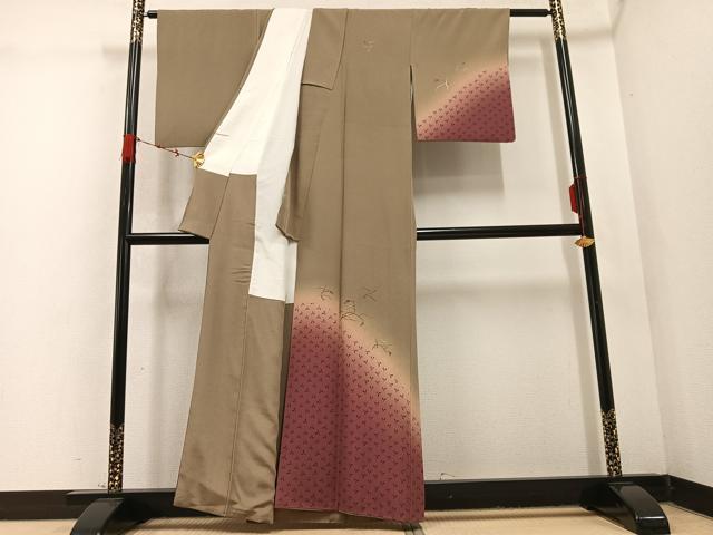 平和屋の平和屋着物●訪問着 刺繍 草花文 暈し染め 正絹 逸品 AABD0816ph｜アングル2