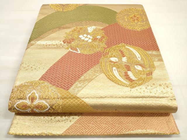 ■■■　サイズ　■■■ 長さ 436cm 幅 30.5cm程 ■■■　商品詳細　■■■ 【正絹】 詳細に関しましては、画像をご確認ください。 大変上質な逸品になります。 お安く出品致しますので、是非この機会にいかがでしょうか？ ■■■　注意事項　■■■ ■モニター発色の具合により色合いが異なる場合がございます。 ■寸法は多少の誤差が生じる場合がございますのでご了承ください。 ■縫込みの長さが左右非対称の場合は短い部分を記載しております。 左右非対称であってもご返品・お値引き等の保証は出来かねますので、ご了承の上ご購入をお願い致します。 ■シミ等のチェックには注意を払っておりますが、見落としがある場合もございますし、個人の見解も様々ですので神経質な方のご購入はお控えください。 ■箪笥に入っておりました着物や帯なので畳みシワや匂いがあるものもございます。 ■お休みは基本的に土日祝となりますが、その他臨時でお休みする場合がございますのでご了承ください。 ■商品の発送は平日のみの発送となります。 ■夜間と土曜、日曜日はお問い合わせの回答が遅れる場合がございます。 ■当店では、お直し、紋入れ、お手入れ等は承っておりません。 ■生地の状態（ヤケ、経年劣化等）によってはサイズ直しが出来ない場合がございます。 その点もどうかご了承のうえ、ご購入をお願いいたします。 ■弊社で取り扱う商品は一点ものにつき、時期や在庫状況に応じて金額が変更となる場合がございます。 ■検針は行っておりません。予めご了承いただきますようお願いいたします。 ■【洗える着物】と記載のある商品におきましては、商品お届け後に洗濯を行ってしまってからのご返品にはご対応しかねます。 念の為、専門店でのお手入れをお願いいたします。 ■着物のサイズ目安は下記を参考ください↓ ＜女性着物＞　お端折り次第で＋5cm　−1cmが着用可能サイズ 　例）身丈170cmの場合、身長160cm〜175cm ＜男性着物＞　身丈＋約25cm〜27cm程が適応身長 　例）身丈155cmの場合、身長180〜182cm