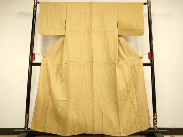 ■■■　サイズ　■■■ 身丈 158cm（肩から） 裄丈 64cm 袖丈 45cm　縫込み 4cm 袖幅 32cm 前幅 25cm 後幅 31cm 着物縫いこみ 内揚げ 0cm 裄 お袖側 約3cm　身頃側 約3cm ■■■　商品詳細　■■■ 【正絹】 状態は特に目立ったシミ汚れなどもなく大変良い状態です。 大変上質な逸品になります。 お安く出品致しますので、是非この機会にいかがでしょうか？ ■■■　注意事項　■■■ ■モニター発色の具合により色合いが異なる場合がございます。 ■寸法は多少の誤差が生じる場合がございますのでご了承ください。 ■縫込みの長さが左右非対称の場合は短い部分を記載しております。 左右非対称であってもご返品・お値引き等の保証は出来かねますので、ご了承の上ご購入をお願い致します。 ■シミ等のチェックには注意を払っておりますが、見落としがある場合もございますし、個人の見解も様々ですので神経質な方のご購入はお控えください。 ■箪笥に入っておりました着物や帯なので畳みシワや匂いがあるものもございます。 ■お休みは基本的に土日祝となりますが、その他臨時でお休みする場合がございますのでご了承ください。 ■商品の発送は平日のみの発送となります。 ■夜間と土曜、日曜日はお問い合わせの回答が遅れる場合がございます。 ■当店では、お直し、紋入れ、お手入れ等は承っておりません。 ■生地の状態（ヤケ、経年劣化等）によってはサイズ直しが出来ない場合がございます。 その点もどうかご了承のうえ、ご購入をお願いいたします。 ■弊社で取り扱う商品は一点ものにつき、時期や在庫状況に応じて金額が変更となる場合がございます。 ■検針は行っておりません。予めご了承いただきますようお願いいたします。 ■【洗える着物】と記載のある商品におきましては、商品お届け後に洗濯を行ってしまってからのご返品にはご対応しかねます。 念の為、専門店でのお手入れをお願いいたします。 ■着物のサイズ目安は下記を参考ください↓ ＜女性着物＞　お端折り次第で＋5?　−10?が着用可能サイズ 　例）身丈170?の場合、身長160?〜175? ＜男性着物＞　身丈＋約25?〜27?程が適応身長 　例）身丈155?の場合、身長180〜182?