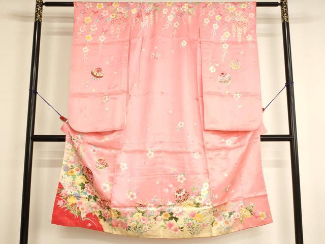 ■■■　サイズ　■■■ 【祝着】 身丈 132cm（肩から） 裄丈 50.5cm（肩上げ　3cm） 袖丈 75cm　縫込み 2.5cm 袖幅 32cm 前幅 18cm 後幅 26cm 着物縫いこみ 内揚げ 0cm （腰上げ　0cm） 裄 お袖側 約2cm　身頃側 約2cm ■■■　商品詳細　■■■ 着物【化繊】の状態は接写画像のように表地・衿裏・八掛に汚れがございます。 ぜひお手入れをされてお召しになられてはいかがでしょうか。 お安く出品致しますので、是非この機会にいかがでしょうか？ ■■■　注意事項　■■■ ■モニター発色の具合により色合いが異なる場合がございます。 ■寸法は多少の誤差が生じる場合がございますのでご了承ください。 ■縫込みの長さが左右非対称の場合は短い部分を記載しております。 左右非対称であってもご返品・お値引き等の保証は出来かねますので、ご了承の上ご購入をお願い致します。 ■シミ等のチェックには注意を払っておりますが、見落としがある場合もございますし、個人の見解も様々ですので神経質な方のご購入はお控えください。 ■箪笥に入っておりました着物や帯なので畳みシワや匂いがあるものもございます。 ■お休みは基本的に土日祝となりますが、その他臨時でお休みする場合がございますのでご了承ください。 ■商品の発送は平日のみの発送となります。 ■夜間と土曜、日曜日はお問い合わせの回答が遅れる場合がございます。 ■当店では、お直し、紋入れ、お手入れ等は承っておりません。 ■生地の状態（ヤケ、経年劣化等）によってはサイズ直しが出来ない場合がございます。 その点もどうかご了承のうえ、ご購入をお願いいたします。 ■弊社で取り扱う商品は一点ものにつき、時期や在庫状況に応じて金額が変更となる場合がございます。 ■検針は行っておりません。予めご了承いただきますようお願いいたします。 ■【洗える着物】と記載のある商品におきましては、商品お届け後に洗濯を行ってしまってからのご返品にはご対応しかねます。 念の為、専門店でのお手入れをお願いいたします。 ■写真に写っている物が全てになります。それ以外の付属品はございませんのでご了承ください。 ■状態に関する写真につきましては、掲載可能な写真枚数に限りがあるため、各箇所につき1枚参考画像を掲載しております。 ■着物のサイズ目安は下記を参考ください↓ ＜女性着物＞　お端折り次第で＋5cm　－1cmが着用可能サイズ 　例）身丈170cmの場合、身長160cm～175cm ＜男性着物＞　身丈＋約25cm～27cm程が適応身長 　例）身丈155cmの場合、身長180～182cm