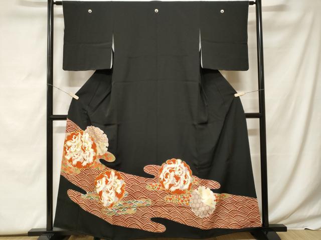 ■■■　サイズ　■■■ 身丈 158cm（肩から） 裄丈 63cm 袖丈 48cm　縫込み 5cm 袖幅 34cm 前幅 24cm 後幅 28.5cm 着物縫いこみ 内揚げ 2cm 裄 お袖側 約3cm　身頃側 約4cm ■■■　商品詳細　■■■ 【正絹・五つ紋・比翼仕立て】 状態は特に目立ったシミ汚れなどもなく大変良い状態です。 大変上質な逸品になります。 お安く出品致しますので、是非この機会にいかがでしょうか？ ■■■　注意事項　■■■ ■モニター発色の具合により色合いが異なる場合がございます。 ■寸法は多少の誤差が生じる場合がございますのでご了承ください。 ■縫込みの長さが左右非対称の場合は短い部分を記載しております。 左右非対称であってもご返品・お値引き等の保証は出来かねますので、ご了承の上ご購入をお願い致します。 ■シミ等のチェックには注意を払っておりますが、見落としがある場合もございますし、個人の見解も様々ですので神経質な方のご購入はお控えください。 ■箪笥に入っておりました着物や帯なので畳みシワや匂いがあるものもございます。 ■お休みは基本的に土日祝となりますが、その他臨時でお休みする場合がございますのでご了承ください。 ■商品の発送は平日のみの発送となります。 ■夜間と土曜、日曜日はお問い合わせの回答が遅れる場合がございます。 ■当店では、お直し、紋入れ、お手入れ等は承っておりません。 ■生地の状態（ヤケ、経年劣化等）によってはサイズ直しが出来ない場合がございます。 その点もどうかご了承のうえ、ご購入をお願いいたします。 ■弊社で取り扱う商品は一点ものにつき、時期や在庫状況に応じて金額が変更となる場合がございます。 ■検針は行っておりません。予めご了承いただきますようお願いいたします。 ■【洗える着物】と記載のある商品におきましては、商品お届け後に洗濯を行ってしまってからのご返品にはご対応しかねます。 念の為、専門店でのお手入れをお願いいたします。 ■着物のサイズ目安は下記を参考ください↓ ＜女性着物＞　お端折り次第で＋5cm　−1cmが着用可能サイズ 　例）身丈170cmの場合、身長160cm〜175cm ＜男性着物＞　身丈＋約25cm〜27cm程が適応身長 　例）身丈155cmの場合、身長180〜182cm