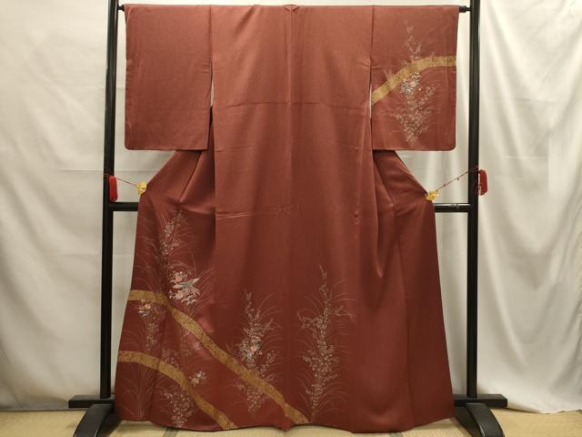 ■■■　サイズ　■■■ 身丈 163cm（肩から） 裄丈 64.5cm 袖丈 56cm　縫込み 7cm 袖幅 33cm 前幅 25cm 後幅 30.5cm 着物縫いこみ 内揚げ 2.5cm 裄 お袖側 約3cm　身頃側 約3cm ■■■　商品詳細　■■■ 【正絹】 状態は特に目立ったシミ汚れなどもなく大変良い状態です。 大変上質な逸品になります。 お安く出品致しますので、是非この機会にいかがでしょうか？ ■■■　注意事項　■■■ ■モニター発色の具合により色合いが異なる場合がございます。 ■寸法は多少の誤差が生じる場合がございますのでご了承ください。 ■縫込みの長さが左右非対称の場合は短い部分を記載しております。 左右非対称であってもご返品・お値引き等の保証は出来かねますので、ご了承の上ご購入をお願い致します。 ■シミ等のチェックには注意を払っておりますが、見落としがある場合もございますし、個人の見解も様々ですので神経質な方のご購入はお控えください。 ■箪笥に入っておりました着物や帯なので畳みシワや匂いがあるものもございます。 ■お休みは基本的に土日祝となりますが、その他臨時でお休みする場合がございますのでご了承ください。 ■商品の発送は平日のみの発送となります。 ■夜間と土曜、日曜日はお問い合わせの回答が遅れる場合がございます。 ■当店では、お直し、紋入れ、お手入れ等は承っておりません。 ■生地の状態（ヤケ、経年劣化等）によってはサイズ直しが出来ない場合がございます。 その点もどうかご了承のうえ、ご購入をお願いいたします。 ■弊社で取り扱う商品は一点ものにつき、時期や在庫状況に応じて金額が変更となる場合がございます。 ■検針は行っておりません。予めご了承いただきますようお願いいたします。 ■【洗える着物】と記載のある商品におきましては、商品お届け後に洗濯を行ってしまってからのご返品にはご対応しかねます。 念の為、専門店でのお手入れをお願いいたします。 ■着物のサイズ目安は下記を参考ください↓ ＜女性着物＞　お端折り次第で＋5cm　−1cmが着用可能サイズ 　例）身丈170cmの場合、身長160cm〜175cm ＜男性着物＞　身丈＋約25cm〜27cm程が適応身長 　例）身丈155cmの場合、身長180〜182cm