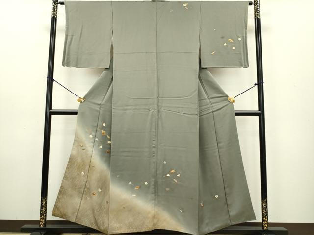 ■■■　サイズ　■■■ 身丈 152.5cm（肩から） 裄丈 63.5cm 袖丈 48cm　縫込み 3.5cm 袖幅 32cm 前幅 24cm 後幅 28.5cm 着物縫いこみ 内揚げ 8.5cm 裄 お袖側 約2cm　身頃側 約4.5cm ■■■　商品詳細　■■■ 【正絹】 状態は接写画像のように上前おくみに薄い汚れがございますが その他特に目立ったシミ汚れなどもなく大変良い状態です。 大変上質な逸品になります。 お安く出品致しますので、是非この機会にいかがでしょうか？ ■■■　注意事項　■■■ ■モニター発色の具合により色合いが異なる場合がございます。 ■寸法は多少の誤差が生じる場合がございますのでご了承ください。 ■シミ等のチェックには注意を払っておりますが、見落としがある場合もございますし、個人の見解も様々ですので神経質な方のご購入はお控えください。 ■箪笥に入っておりました着物や帯なので畳みシワや匂いがあるものもございます。 ■お休みは基本的に土日祝となりますが、その他臨時でお休みする場合がございますのでご了承ください。 ■商品の発送は平日のみの発送となります。 ■夜間と土曜、日曜日はお問い合わせの回答が遅れる場合がございます。 ■当店では、お直し、紋入れ、お手入れ等は承っておりません。 ■生地の状態（ヤケ、経年劣化等）によってはサイズ直しが出来ない場合がございます。 その点もどうかご了承のうえ、ご購入をお願いいたします。 ■着物のサイズ目安は下記を参考ください↓ ＜女性着物＞　身長-10cm+5cmが着用可能サイズ(お端折り次第) 　例）身長160cmの方→着物身丈150cm〜165cm ＜男性着物＞　身長-27cm ±5cmが着用可能サイズ 　例）身長170cmの方→着物身丈138cm〜148cm