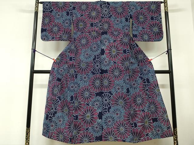 ■■■　サイズ　■■■ 身丈 148cm（肩から） 裄丈 64cm 袖丈 40cm　縫込み 2cm 袖幅 33cm 前幅 23.5cm 後幅 30cm 着物縫いこみ 内揚げ 0cm 裄 お袖側 約2cm　身頃側 約3cm ■■■　商品詳細　■■■ 【綿】 状態は特に目立ったシミ汚れなどもなく大変良い状態です。 大変上質な逸品になります。 お安く出品致しますので、是非この機会にいかがでしょうか？ ■■■　注意事項　■■■ ■モニター発色の具合により色合いが異なる場合がございます。 ■寸法は多少の誤差が生じる場合がございますのでご了承ください。 ■縫込みの長さが左右非対称の場合は短い部分を記載しております。 左右非対称であってもご返品・お値引き等の保証は出来かねますので、ご了承の上ご購入をお願い致します。 ■シミ等のチェックには注意を払っておりますが、見落としがある場合もございますし、個人の見解も様々ですので神経質な方のご購入はお控えください。 ■箪笥に入っておりました着物や帯なので畳みシワや匂いがあるものもございます。 ■お休みは基本的に土日祝となりますが、その他臨時でお休みする場合がございますのでご了承ください。 ■商品の発送は平日のみの発送となります。 ■夜間と土曜、日曜日はお問い合わせの回答が遅れる場合がございます。 ■当店では、お直し、紋入れ、お手入れ等は承っておりません。 ■生地の状態（ヤケ、経年劣化等）によってはサイズ直しが出来ない場合がございます。 その点もどうかご了承のうえ、ご購入をお願いいたします。 ■弊社で取り扱う商品は一点ものにつき、時期や在庫状況に応じて金額が変更となる場合がございます。 ■検針は行っておりません。予めご了承いただきますようお願いいたします。 ■【洗える着物】と記載のある商品におきましては、商品お届け後に洗濯を行ってしまってからのご返品にはご対応しかねます。 念の為、専門店でのお手入れをお願いいたします。 ■写真に写っている物が全てになります。それ以外の付属品はございませんのでご了承ください。 ■状態に関する写真につきましては、掲載可能な写真枚数に限りがあるため、各箇所につき1枚参考画像を掲載しております。 ■着物のサイズ目安は下記を参考ください↓ ＜女性着物＞　お端折り次第で＋5cm　−1cmが着用可能サイズ 　例）身丈170cmの場合、身長160cm〜175cm ＜男性着物＞　身丈＋約25cm〜27cm程が適応身長 　例）身丈155cmの場合、身長180〜182cm