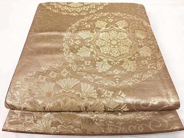 ■■■　サイズ　■■■ 長さ 396cm 幅 30.5cm程 ■■■　商品詳細　■■■ 【正絹・芯なし】 詳細に関しましては、画像をご確認ください。 大変上質な逸品になります。 お安く出品致しますので、是非この機会にいかがでしょうか？ ■■■　注意事項　■■■ ■モニター発色の具合により色合いが異なる場合がございます。 ■寸法は多少の誤差が生じる場合がございますのでご了承ください。 ■縫込みの長さが左右非対称の場合は短い部分を記載しております。 左右非対称であってもご返品・お値引き等の保証は出来かねますので、ご了承の上ご購入をお願い致します。 ■シミ等のチェックには注意を払っておりますが、見落としがある場合もございますし、個人の見解も様々ですので神経質な方のご購入はお控えください。 ■箪笥に入っておりました着物や帯なので畳みシワや匂いがあるものもございます。 ■お休みは基本的に土日祝となりますが、その他臨時でお休みする場合がございますのでご了承ください。 ■商品の発送は平日のみの発送となります。 ■夜間と土曜、日曜日はお問い合わせの回答が遅れる場合がございます。 ■当店では、お直し、紋入れ、お手入れ等は承っておりません。 ■生地の状態（ヤケ、経年劣化等）によってはサイズ直しが出来ない場合がございます。 その点もどうかご了承のうえ、ご購入をお願いいたします。 ■弊社で取り扱う商品は一点ものにつき、時期や在庫状況に応じて金額が変更となる場合がございます。 ■検針は行っておりません。予めご了承いただきますようお願いいたします。 ■【洗える着物】と記載のある商品におきましては、商品お届け後に洗濯を行ってしまってからのご返品にはご対応しかねます。 念の為、専門店でのお手入れをお願いいたします。 ■着物のサイズ目安は下記を参考ください↓ ＜女性着物＞　お端折り次第で＋5cm　−1cmが着用可能サイズ 　例）身丈170cmの場合、身長160cm〜175cm ＜男性着物＞　身丈＋約25cm〜27cm程が適応身長 　例）身丈155cmの場合、身長180〜182cm