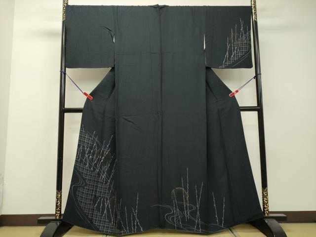 ■■■　サイズ　■■■ 身丈 160.5cm（肩から） 裄丈 69cm 袖丈 47cm　縫込み 8cm 袖幅 35.5cm 前幅 25cm 後幅 30.5cm 着物縫いこみ 内揚げ 4cm 裄 お袖側 約0cm　身頃側 約1cm ■■■　商品詳細　■■■ 【正絹】 状態は接写画像のように胴裏・衿山に薄い汚れがございますが その他特に目立ったシミ汚れなどもなく大変良い状態です。 大変上質な逸品になります。 お安く出品致しますので、是非この機会にいかがでしょうか？ ■■■　注意事項　■■■ ■モニター発色の具合により色合いが異なる場合がございます。 ■寸法は多少の誤差が生じる場合がございますのでご了承ください。 ■縫込みの長さが左右非対称の場合は短い部分を記載しております。 左右非対称であってもご返品・お値引き等の保証は出来かねますので、ご了承の上ご購入をお願い致します。 ■シミ等のチェックには注意を払っておりますが、見落としがある場合もございますし、個人の見解も様々ですので神経質な方のご購入はお控えください。 ■箪笥に入っておりました着物や帯なので畳みシワや匂いがあるものもございます。 ■お休みは基本的に土日祝となりますが、その他臨時でお休みする場合がございますのでご了承ください。 ■商品の発送は平日のみの発送となります。 ■夜間と土曜、日曜日はお問い合わせの回答が遅れる場合がございます。 ■当店では、お直し、紋入れ、お手入れ等は承っておりません。 ■生地の状態（ヤケ、経年劣化等）によってはサイズ直しが出来ない場合がございます。 その点もどうかご了承のうえ、ご購入をお願いいたします。 ■弊社で取り扱う商品は一点ものにつき、時期や在庫状況に応じて金額が変更となる場合がございます。 ■検針は行っておりません。予めご了承いただきますようお願いいたします。 ■【洗える着物】と記載のある商品におきましては、商品お届け後に洗濯を行ってしまってからのご返品にはご対応しかねます。 念の為、専門店でのお手入れをお願いいたします。 ■着物のサイズ目安は下記を参考ください↓ ＜女性着物＞　お端折り次第で＋5?　−10?が着用可能サイズ 　例）身丈170?の場合、身長160?〜175? ＜男性着物＞　身丈＋約25?〜27?程が適応身長 　例）身丈155?の場合、身長180〜182?