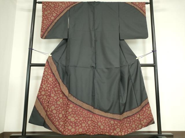 ■■■　サイズ　■■■ 身丈 150cm（肩から） 裄丈 63cm 袖丈 49cm　縫込み 4cm 袖幅 32cm 前幅 24.5cm 後幅 29.5cm 着物縫いこみ 内揚げ 10cm 裄 お袖側 約3.5cm　身頃側 約4.5cm ■■■　商品詳細　■■■ 【正絹】 状態は接写画像のように胴裏に糸解け、衿裏に薄いシミがございますが その他表地は特に目立ったシミ汚れなどもなく大変良い状態です。 大変上質な逸品になります。 お安く出品致しますので、是非この機会にいかがでしょうか？ ■■■　注意事項　■■■ ■モニター発色の具合により色合いが異なる場合がございます。 ■寸法は多少の誤差が生じる場合がございますのでご了承ください。 ■縫込みの長さが左右非対称の場合は短い部分を記載しております。 左右非対称であってもご返品・お値引き等の保証は出来かねますので、ご了承の上ご購入をお願い致します。 ■シミ等のチェックには注意を払っておりますが、見落としがある場合もございますし、個人の見解も様々ですので神経質な方のご購入はお控えください。 ■箪笥に入っておりました着物や帯なので畳みシワや匂いがあるものもございます。 ■お休みは基本的に土日祝となりますが、その他臨時でお休みする場合がございますのでご了承ください。 ■商品の発送は平日のみの発送となります。 ■夜間と土曜、日曜日はお問い合わせの回答が遅れる場合がございます。 ■当店では、お直し、紋入れ、お手入れ等は承っておりません。 ■生地の状態（ヤケ、経年劣化等）によってはサイズ直しが出来ない場合がございます。 その点もどうかご了承のうえ、ご購入をお願いいたします。 ■弊社で取り扱う商品は一点ものにつき、時期や在庫状況に応じて金額が変更となる場合がございます。 ■検針は行っておりません。予めご了承いただきますようお願いいたします。 ■【洗える着物】と記載のある商品におきましては、商品お届け後に洗濯を行ってしまってからのご返品にはご対応しかねます。 念の為、専門店でのお手入れをお願いいたします。 ■着物のサイズ目安は下記を参考ください↓ ＜女性着物＞　お端折り次第で＋5cm　−1cmが着用可能サイズ 　例）身丈170cmの場合、身長160cm〜175cm ＜男性着物＞　身丈＋約25cm〜27cm程が適応身長 　例）身丈155cmの場合、身長180〜182cm