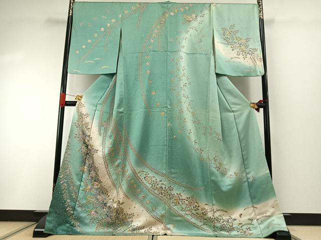 ■■■　サイズ　■■■ 身丈 171cm（肩から） 裄丈 70.5cm 袖丈 57cm　縫込み 3cm 袖幅 35.5cm 前幅 28cm 後幅 32cm 着物縫いこみ 内揚げ 0cm 裄 お袖側 約1cm　身頃側 約0cm ■■■　商品詳細　■■■ 【正絹】 状態は接写画像のように衿山・両袖・八掛に薄い汚れがございますが その他特に目立ったシミ汚れなどもなく大変良い状態です。 大変上質な逸品になります。 お安く出品致しますので、是非この機会にいかがでしょうか？ ■■■　注意事項　■■■ ■モニター発色の具合により色合いが異なる場合がございます。 ■寸法は多少の誤差が生じる場合がございますのでご了承ください。 ■縫込みの長さが左右非対称の場合は短い部分を記載しております。 左右非対称であってもご返品・お値引き等の保証は出来かねますので、ご了承の上ご購入をお願い致します。 ■シミ等のチェックには注意を払っておりますが、見落としがある場合もございますし、個人の見解も様々ですので神経質な方のご購入はお控えください。 ■箪笥に入っておりました着物や帯なので畳みシワや匂いがあるものもございます。 ■お休みは基本的に土日祝となりますが、その他臨時でお休みする場合がございますのでご了承ください。 ■商品の発送は平日のみの発送となります。 ■夜間と土曜、日曜日はお問い合わせの回答が遅れる場合がございます。 ■当店では、お直し、紋入れ、お手入れ等は承っておりません。 ■生地の状態（ヤケ、経年劣化等）によってはサイズ直しが出来ない場合がございます。 その点もどうかご了承のうえ、ご購入をお願いいたします。 ■弊社で取り扱う商品は一点ものにつき、時期や在庫状況に応じて金額が変更となる場合がございます。 ■検針は行っておりません。予めご了承いただきますようお願いいたします。 ■【洗える着物】と記載のある商品におきましては、商品お届け後に洗濯を行ってしまってからのご返品にはご対応しかねます。 念の為、専門店でのお手入れをお願いいたします。 ■写真に写っている物が全てになります。それ以外の付属品はございませんのでご了承ください。 ■状態に関する写真につきましては、掲載可能な写真枚数に限りがあるため、各箇所につき1枚参考画像を掲載しております。 ■着物のサイズ目安は下記を参考ください↓ ＜女性着物＞　お端折り次第で＋5cm　－1cmが着用可能サイズ 　例）身丈170cmの場合、身長160cm～175cm ＜男性着物＞　身丈＋約25cm～27cm程が適応身長 　例）身丈155cmの場合、身長180～182cm