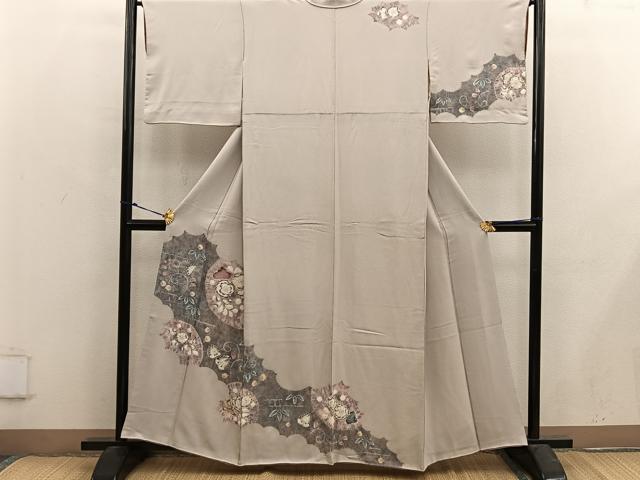 ■■■　サイズ　■■■ 身丈 160.5cm（肩から） 裄丈 65.5cm 袖丈 44cm　縫込み 5cm 袖幅 33.5cm 前幅 25cm 後幅 31.5cm 着物縫いこみ 内揚げ 2.5cm 裄 お袖側 約0cm　身頃側 約1.5cm ■■■　商品詳細　■■■ 【正絹】 状態は画像を添付しておりますので、そちらをご確認下さいますよう宜しくお願い致します。 大変上質な逸品になります。 お安く出品致しますので、是非この機会にいかがでしょうか？ ■■■　注意事項　■■■ ■モニター発色の具合により色合いが異なる場合がございます。 ■寸法は多少の誤差が生じる場合がございますのでご了承ください。 ■縫込みの長さが左右非対称の場合は短い部分を記載しております。 左右非対称であってもご返品・お値引き等の保証は出来かねますので、ご了承の上ご購入をお願い致します。 ■シミ等のチェックには注意を払っておりますが、見落としがある場合もございますし、個人の見解も様々ですので神経質な方のご購入はお控えください。 ■箪笥に入っておりました着物や帯なので畳みシワや匂いがあるものもございます。 ■お休みは基本的に土日祝となりますが、その他臨時でお休みする場合がございますのでご了承ください。 ■商品の発送は平日のみの発送となります。 ■夜間と土曜、日曜日はお問い合わせの回答が遅れる場合がございます。 ■当店では、お直し、紋入れ、お手入れ等は承っておりません。 ■生地の状態（ヤケ、経年劣化等）によってはサイズ直しが出来ない場合がございます。 その点もどうかご了承のうえ、ご購入をお願いいたします。 ■弊社で取り扱う商品は一点ものにつき、時期や在庫状況に応じて金額が変更となる場合がございます。 ■検針は行っておりません。予めご了承いただきますようお願いいたします。 ■【洗える着物】と記載のある商品におきましては、商品お届け後に洗濯を行ってしまってからのご返品にはご対応しかねます。 念の為、専門店でのお手入れをお願いいたします。 ■写真に写っている物が全てになります。それ以外の付属品はございませんのでご了承ください。 ■状態に関する写真につきましては、掲載可能な写真枚数に限りがあるため、各箇所につき1枚参考画像を掲載しております。 ■着物のサイズ目安は下記を参考ください↓ ＜女性着物＞　お端折り次第で＋5cm　－1cmが着用可能サイズ 　例）身丈170cmの場合、身長160cm～175cm ＜男性着物＞　身丈＋約25cm～27cm程が適応身長 　例）身丈155cmの場合、身長180～182cm