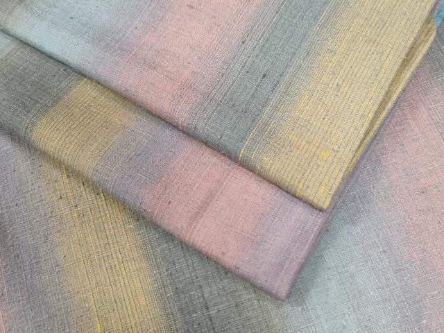 ■■■　サイズ　■■■ 身丈 166cm（肩から） 裄丈 69cm 袖丈 49cm　縫込み 3cm 袖幅 35cm 前幅 29cm 後幅 33cm 着物縫いこみ 内揚げ 3cm 裄 お袖側 約4cm　身頃側 約3cm ■■■　商品詳細　■■■ 【正絹】 状態は接写画像のように胴裏にホックシミがございますが その他表地は特に目立ったシミ汚れなどもなく大変良い状態です。 山形県米沢市で生産される絹織物で、 紅花からとれる染料で染めた先染めの真綿糸や 座繰り糸を用いて織る先染め織物です。 紅花染めは草木染の中でも色の定着が難しく、退色も激しいので、 思い通りの色合いに染めるのが非常に難しいものです。 紅花からとれる染料のうち、99％が黄色で、わずか1％が赤色です。 一反のきものを紅に染めるには90〜100万輪もの華が必要とされる、 赤としては非常に貴重な染料です。 紅花で染色された糸は、太陽光線によって薄く柔らかいピンク色に発色しますが、 気温や湿度などの条件で色が変化します。 紅花紬はその色の柔らかな感じと暖かな印象、素朴な風合いが好まれています。 大変上質な逸品になります。 お安く出品致しますので、是非この機会にいかがでしょうか？ ■■■　注意事項　■■■ ■モニター発色の具合により色合いが異なる場合がございます。 ■寸法は多少の誤差が生じる場合がございますのでご了承ください。 ■シミ等のチェックには注意を払っておりますが、見落としがある場合もございますし、個人の見解も様々ですので神経質な方のご購入はお控えください。 ■箪笥に入っておりました着物や帯なので畳みシワや匂いがあるものもございます。 ■お休みは基本的に土日祝となりますが、その他臨時でお休みする場合がございますのでご了承ください。 ■商品の発送は平日のみの発送となります。 ■夜間と土曜、日曜日はお問い合わせの回答が遅れる場合がございます。 ■当店では、お直し、紋入れ、お手入れ等は承っておりません。 ■生地の状態（ヤケ、経年劣化等）によってはサイズ直しが出来ない場合がございます。 その点もどうかご了承のうえ、ご購入をお願いいたします。 ■着物のサイズ目安は下記を参考ください↓ ＜女性着物＞　身長-10cm+5cmが着用可能サイズ(お端折り次第) 　例）身長160cmの方→着物身丈150cm〜165cm ＜男性着物＞　身長-27cm ±5cmが着用可能サイズ 　例）身長170cmの方→着物身丈138cm〜148cm