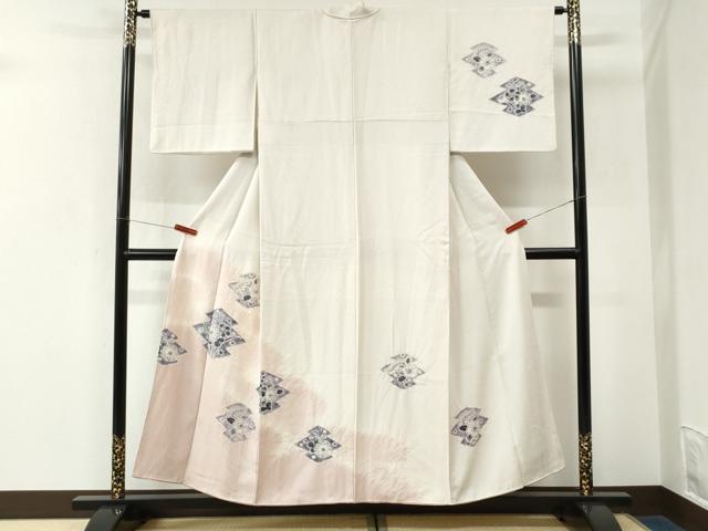 ■■■　サイズ　■■■ 身丈 154cm（肩から） 裄丈 64.5cm 袖丈 47cm　縫込み 4cm 袖幅 33.5cm 前幅 24cm 後幅 30cm 着物縫いこみ 内揚げ 6.5cm 裄 お袖側 約3cm　身頃側 約4cm ■■■　商品詳細　■■■ 【正絹】 状態は接写画像のように衿山に薄い汚れがございますが その他特に目立ったシミ汚れなどもなく大変良い状態です。 大変上質な逸品になります。 お安く出品致しますので、是非この機会にいかがでしょうか？ ■■■　注意事項　■■■ ■モニター発色の具合により色合いが異なる場合がございます。 ■寸法は多少の誤差が生じる場合がございますのでご了承ください。 ■縫込みの長さが左右非対称の場合は短い部分を記載しております。 左右非対称であってもご返品・お値引き等の保証は出来かねますので、ご了承の上ご購入をお願い致します。 ■シミ等のチェックには注意を払っておりますが、見落としがある場合もございますし、個人の見解も様々ですので神経質な方のご購入はお控えください。 ■箪笥に入っておりました着物や帯なので畳みシワや匂いがあるものもございます。 ■お休みは基本的に土日祝となりますが、その他臨時でお休みする場合がございますのでご了承ください。 ■商品の発送は平日のみの発送となります。 ■夜間と土曜、日曜日はお問い合わせの回答が遅れる場合がございます。 ■当店では、お直し、紋入れ、お手入れ等は承っておりません。 ■生地の状態（ヤケ、経年劣化等）によってはサイズ直しが出来ない場合がございます。 その点もどうかご了承のうえ、ご購入をお願いいたします。 ■弊社で取り扱う商品は一点ものにつき、時期や在庫状況に応じて金額が変更となる場合がございます。 ■検針は行っておりません。予めご了承いただきますようお願いいたします。 ■【洗える着物】と記載のある商品におきましては、商品お届け後に洗濯を行ってしまってからのご返品にはご対応しかねます。 念の為、専門店でのお手入れをお願いいたします。 ■写真に写っている物が全てになります。それ以外の付属品はございませんのでご了承ください。 ■状態に関する写真につきましては、掲載可能な写真枚数に限りがあるため、各箇所につき1枚参考画像を掲載しております。 ■着物のサイズ目安は下記を参考ください↓ ＜女性着物＞　お端折り次第で＋5cm　−1cmが着用可能サイズ 　例）身丈170cmの場合、身長160cm〜175cm ＜男性着物＞　身丈＋約25cm〜27cm程が適応身長 　例）身丈155cmの場合、身長180〜182cm