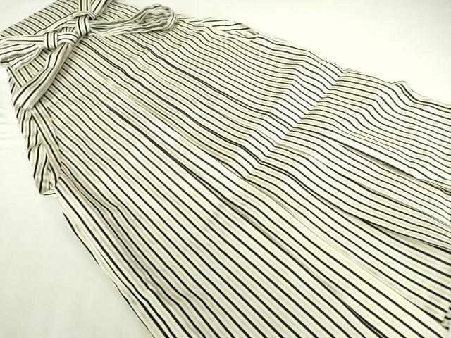 ■■■　サイズ　■■■ 紐下丈　約92cm ■■■　商品詳細　■■■ 【交織】 状態は接写画像のように三の襞に薄い汚れがございますが その他特に目立ったシミ汚れなどもなく大変良い状態です。 お安く出品致しますので、是非この機会にいかがでしょうか？ ■■■　注意事項　■■■ ■モニター発色の具合により色合いが異なる場合がございます。 ■寸法は多少の誤差が生じる場合がございますのでご了承ください。 ■縫込みの長さが左右非対称の場合は短い部分を記載しております。 左右非対称であってもご返品・お値引き等の保証は出来かねますので、ご了承の上ご購入をお願い致します。 ■シミ等のチェックには注意を払っておりますが、見落としがある場合もございますし、個人の見解も様々ですので神経質な方のご購入はお控えください。 ■箪笥に入っておりました着物や帯なので畳みシワや匂いがあるものもございます。 ■お休みは基本的に土日祝となりますが、その他臨時でお休みする場合がございますのでご了承ください。 ■商品の発送は平日のみの発送となります。 ■夜間と土曜、日曜日はお問い合わせの回答が遅れる場合がございます。 ■当店では、お直し、紋入れ、お手入れ等は承っておりません。 ■生地の状態（ヤケ、経年劣化等）によってはサイズ直しが出来ない場合がございます。 その点もどうかご了承のうえ、ご購入をお願いいたします。 ■弊社で取り扱う商品は一点ものにつき、時期や在庫状況に応じて金額が変更となる場合がございます。 ■検針は行っておりません。予めご了承いただきますようお願いいたします。 ■【洗える着物】と記載のある商品におきましては、商品お届け後に洗濯を行ってしまってからのご返品にはご対応しかねます。 念の為、専門店でのお手入れをお願いいたします。 ■写真に写っている物が全てになります。それ以外の付属品はございませんのでご了承ください。 ■状態に関する写真につきましては、掲載可能な写真枚数に限りがあるため、各箇所につき1枚参考画像を掲載しております。 ■着物のサイズ目安は下記を参考ください↓ ＜女性着物＞　お端折り次第で＋5cm　−1cmが着用可能サイズ 　例）身丈170cmの場合、身長160cm〜175cm ＜男性着物＞　身丈＋約25cm〜27cm程が適応身長 　例）身丈155cmの場合、身長180〜182cm