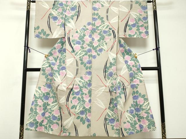 ■■■　サイズ　■■■ 身丈 146.5cm（肩から） 裄丈 63cm 袖丈 45cm　縫込み 4cm 袖幅 33.5cm 前幅 23.5cm 後幅 28.5cm 着物縫いこみ 内揚げ 0cm 裄 お袖側 約3cm　身頃側 約5cm ■■■　商品詳細　■■■ 【綿】 状態は接写画像のように後身頃・右袖前に薄い汚れがございますが その他特に目立ったシミ汚れなどもなく大変良い状態です。 大変上質な逸品になります。 お安く出品致しますので、是非この機会にいかがでしょうか？ ■■■　注意事項　■■■ ■モニター発色の具合により色合いが異なる場合がございます。 ■寸法は多少の誤差が生じる場合がございますのでご了承ください。 ■縫込みの長さが左右非対称の場合は短い部分を記載しております。 左右非対称であってもご返品・お値引き等の保証は出来かねますので、ご了承の上ご購入をお願い致します。 ■シミ等のチェックには注意を払っておりますが、見落としがある場合もございますし、個人の見解も様々ですので神経質な方のご購入はお控えください。 ■箪笥に入っておりました着物や帯なので畳みシワや匂いがあるものもございます。 ■お休みは基本的に土日祝となりますが、その他臨時でお休みする場合がございますのでご了承ください。 ■商品の発送は平日のみの発送となります。 ■夜間と土曜、日曜日はお問い合わせの回答が遅れる場合がございます。 ■当店では、お直し、紋入れ、お手入れ等は承っておりません。 ■生地の状態（ヤケ、経年劣化等）によってはサイズ直しが出来ない場合がございます。 その点もどうかご了承のうえ、ご購入をお願いいたします。 ■弊社で取り扱う商品は一点ものにつき、時期や在庫状況に応じて金額が変更となる場合がございます。 ■検針は行っておりません。予めご了承いただきますようお願いいたします。 ■【洗える着物】と記載のある商品におきましては、商品お届け後に洗濯を行ってしまってからのご返品にはご対応しかねます。 念の為、専門店でのお手入れをお願いいたします。 ■写真に写っている物が全てになります。それ以外の付属品はございませんのでご了承ください。 ■状態に関する写真につきましては、掲載可能な写真枚数に限りがあるため、各箇所につき1枚参考画像を掲載しております。 ■着物のサイズ目安は下記を参考ください↓ ＜女性着物＞　お端折り次第で＋5cm　−1cmが着用可能サイズ 　例）身丈170cmの場合、身長160cm〜175cm ＜男性着物＞　身丈＋約25cm〜27cm程が適応身長 　例）身丈155cmの場合、身長180〜182cm