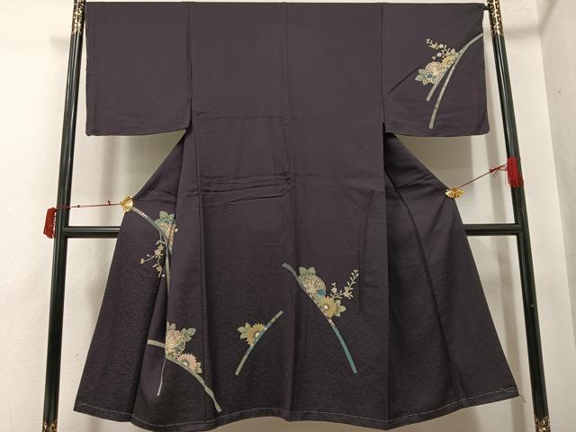 ■■■　サイズ　■■■ 身丈 132.5cm（肩から） 裄丈 67cm 袖丈 47.5cm　縫込み 2cm 袖幅 34cm 前幅 24.5cm 後幅 30cm 着物縫いこみ 内揚げ 17cm 裄 お袖側 約1cm　身頃側 約1cm ■■■　商品詳細　■■■ 【正絹】 状態は接写画像のように衿山に薄い汚れがございますが その他特に目立ったシミ汚れなどもなく大変良い状態です。 大変上質な逸品になります。 お安く出品致しますので、是非この機会にいかがでしょうか？ ■■■　注意事項　■■■ ■モニター発色の具合により色合いが異なる場合がございます。 ■寸法は多少の誤差が生じる場合がございますのでご了承ください。 ■縫込みの長さが左右非対称の場合は短い部分を記載しております。 左右非対称であってもご返品・お値引き等の保証は出来かねますので、ご了承の上ご購入をお願い致します。 ■シミ等のチェックには注意を払っておりますが、見落としがある場合もございますし、個人の見解も様々ですので神経質な方のご購入はお控えください。 ■箪笥に入っておりました着物や帯なので畳みシワや匂いがあるものもございます。 ■お休みは基本的に土日祝となりますが、その他臨時でお休みする場合がございますのでご了承ください。 ■商品の発送は平日のみの発送となります。 ■夜間と土曜、日曜日はお問い合わせの回答が遅れる場合がございます。 ■当店では、お直し、紋入れ、お手入れ等は承っておりません。 ■生地の状態（ヤケ、経年劣化等）によってはサイズ直しが出来ない場合がございます。 その点もどうかご了承のうえ、ご購入をお願いいたします。 ■弊社で取り扱う商品は一点ものにつき、時期や在庫状況に応じて金額が変更となる場合がございます。 ■検針は行っておりません。予めご了承いただきますようお願いいたします。 ■【洗える着物】と記載のある商品におきましては、商品お届け後に洗濯を行ってしまってからのご返品にはご対応しかねます。 念の為、専門店でのお手入れをお願いいたします。 ■写真に写っている物が全てになります。それ以外の付属品はございませんのでご了承ください。 ■着物のサイズ目安は下記を参考ください↓ ＜女性着物＞　お端折り次第で＋5cm　－1cmが着用可能サイズ 　例）身丈170cmの場合、身長160cm～175cm ＜男性着物＞　身丈＋約25cm～27cm程が適応身長 　例）身丈155cmの場合、身長180～182cm