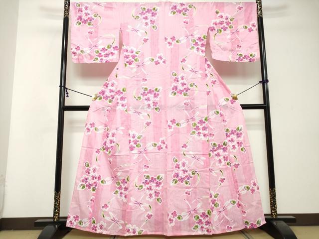 ■■■　サイズ　■■■ 身丈 160.5cm（肩から） 裄丈 68cm 袖丈 47cm　縫込み 1cm 袖幅 34.5cm 前幅 25cm 後幅 30cm 着物縫いこみ 内揚げ 0cm 裄 お袖側 約0cm　身頃側 約1cm ■■■　商品詳細　■■■ 【綿】 状態は接写画像のように後身頃に薄い汚れがございますが その他特に目立ったシミ汚れなどもなく大変良い状態です。 大変上質な逸品になります。 お安く出品致しますので、是非この機会にいかがでしょうか？ ■■■　注意事項　■■■ ■モニター発色の具合により色合いが異なる場合がございます。 ■寸法は多少の誤差が生じる場合がございますのでご了承ください。 ■縫込みの長さが左右非対称の場合は短い部分を記載しております。 左右非対称であってもご返品・お値引き等の保証は出来かねますので、ご了承の上ご購入をお願い致します。 ■シミ等のチェックには注意を払っておりますが、見落としがある場合もございますし、個人の見解も様々ですので神経質な方のご購入はお控えください。 ■箪笥に入っておりました着物や帯なので畳みシワや匂いがあるものもございます。 ■お休みは基本的に土日祝となりますが、その他臨時でお休みする場合がございますのでご了承ください。 ■商品の発送は平日のみの発送となります。 ■夜間と土曜、日曜日はお問い合わせの回答が遅れる場合がございます。 ■当店では、お直し、紋入れ、お手入れ等は承っておりません。 ■生地の状態（ヤケ、経年劣化等）によってはサイズ直しが出来ない場合がございます。 その点もどうかご了承のうえ、ご購入をお願いいたします。 ■弊社で取り扱う商品は一点ものにつき、時期や在庫状況に応じて金額が変更となる場合がございます。 ■検針は行っておりません。予めご了承いただきますようお願いいたします。 ■【洗える着物】と記載のある商品におきましては、商品お届け後に洗濯を行ってしまってからのご返品にはご対応しかねます。 念の為、専門店でのお手入れをお願いいたします。 ■写真に写っている物が全てになります。それ以外の付属品はございませんのでご了承ください。 ■状態に関する写真につきましては、掲載可能な写真枚数に限りがあるため、各箇所につき1枚参考画像を掲載しております。 ■着物のサイズ目安は下記を参考ください↓ ＜女性着物＞　お端折り次第で＋5cm　−1cmが着用可能サイズ 　例）身丈170cmの場合、身長160cm〜175cm ＜男性着物＞　身丈＋約25cm〜27cm程が適応身長 　例）身丈155cmの場合、身長180〜182cm