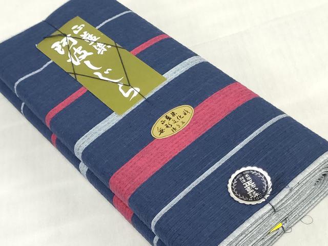 ■■■　サイズ　■■■ 長さ　　着尺分あり 幅　　　約37cm ■■■　商品詳細　■■■ 【綿・未使用】 状態は特に目立ったシミ汚れなどもなく大変良い状態です。 徳島県の伝統的な綿織物で、 国によって伝統的工芸品に指定されている阿波しじら織。 かつて徳島藩では庶民の絹織物の着用が禁じられており、 綿織物をよりお洒落に楽しみたいという人々の思いから生まれた織物です。 経糸の伸縮性を利用した、独特のしぼのある風合いが 素朴な魅力に満ちていて、なんといっても先染め糸で 織り表された柄が気取らないお洒落さを感じさせます。 また、木綿の肌触りも大変優しくさらさらしており、 吸湿性に優れていますので蒸れずに快適な着物姿を楽しめます。 大変上質な逸品になります。 お安く出品致しますので、是非この機会にいかがでしょうか？ ■■■　注意事項　■■■ ■モニター発色の具合により色合いが異なる場合がございます。 ■寸法は多少の誤差が生じる場合がございますのでご了承ください。 ■縫込みの長さが左右非対称の場合は短い部分を記載しております。 左右非対称であってもご返品・お値引き等の保証は出来かねますので、ご了承の上ご購入をお願い致します。 ■シミ等のチェックには注意を払っておりますが、見落としがある場合もございますし、個人の見解も様々ですので神経質な方のご購入はお控えください。 ■箪笥に入っておりました着物や帯なので畳みシワや匂いがあるものもございます。 ■お休みは基本的に土日祝となりますが、その他臨時でお休みする場合がございますのでご了承ください。 ■商品の発送は平日のみの発送となります。 ■夜間と土曜、日曜日はお問い合わせの回答が遅れる場合がございます。 ■当店では、お直し、紋入れ、お手入れ等は承っておりません。 ■生地の状態（ヤケ、経年劣化等）によってはサイズ直しが出来ない場合がございます。 その点もどうかご了承のうえ、ご購入をお願いいたします。 ■弊社で取り扱う商品は一点ものにつき、時期や在庫状況に応じて金額が変更となる場合がございます。 ■検針は行っておりません。予めご了承いただきますようお願いいたします。 ■【洗える着物】と記載のある商品におきましては、商品お届け後に洗濯を行ってしまってからのご返品にはご対応しかねます。 念の為、専門店でのお手入れをお願いいたします。 ■写真に写っている物が全てになります。それ以外の付属品はございませんのでご了承ください。 ■状態に関する写真につきましては、掲載可能な写真枚数に限りがあるため、各箇所につき1枚参考画像を掲載しております。 ■着物のサイズ目安は下記を参考ください↓ ＜女性着物＞　お端折り次第で＋5cm　−1cmが着用可能サイズ 　例）身丈170cmの場合、身長160cm〜175cm ＜男性着物＞　身丈＋約25cm〜27cm程が適応身長 　例）身丈155cmの場合、身長180〜182cm