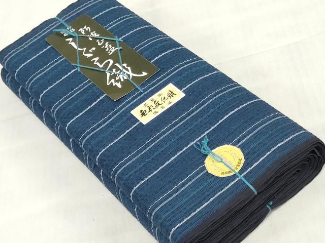 ■■■　サイズ　■■■ 長さ　　着尺分あり 幅　　　約36.5cm ■■■　商品詳細　■■■ 【綿・未使用】 状態は特に目立ったシミ汚れなどもなく大変良い状態です。 徳島県の伝統的な綿織物で、 国によって伝統的工芸品に指定されている阿波しじら織。 かつて徳島藩では庶民の絹織物の着用が禁じられており、 綿織物をよりお洒落に楽しみたいという人々の思いから生まれた織物です。 経糸の伸縮性を利用した、独特のしぼのある風合いが 素朴な魅力に満ちていて、なんといっても先染め糸で 織り表された柄が気取らないお洒落さを感じさせます。 また、木綿の肌触りも大変優しくさらさらしており、 吸湿性に優れていますので蒸れずに快適な着物姿を楽しめます。 大変上質な逸品になります。 お安く出品致しますので、是非この機会にいかがでしょうか？ ■■■　注意事項　■■■ ■モニター発色の具合により色合いが異なる場合がございます。 ■寸法は多少の誤差が生じる場合がございますのでご了承ください。 ■縫込みの長さが左右非対称の場合は短い部分を記載しております。 左右非対称であってもご返品・お値引き等の保証は出来かねますので、ご了承の上ご購入をお願い致します。 ■シミ等のチェックには注意を払っておりますが、見落としがある場合もございますし、個人の見解も様々ですので神経質な方のご購入はお控えください。 ■箪笥に入っておりました着物や帯なので畳みシワや匂いがあるものもございます。 ■お休みは基本的に土日祝となりますが、その他臨時でお休みする場合がございますのでご了承ください。 ■商品の発送は平日のみの発送となります。 ■夜間と土曜、日曜日はお問い合わせの回答が遅れる場合がございます。 ■当店では、お直し、紋入れ、お手入れ等は承っておりません。 ■生地の状態（ヤケ、経年劣化等）によってはサイズ直しが出来ない場合がございます。 その点もどうかご了承のうえ、ご購入をお願いいたします。 ■弊社で取り扱う商品は一点ものにつき、時期や在庫状況に応じて金額が変更となる場合がございます。 ■検針は行っておりません。予めご了承いただきますようお願いいたします。 ■【洗える着物】と記載のある商品におきましては、商品お届け後に洗濯を行ってしまってからのご返品にはご対応しかねます。 念の為、専門店でのお手入れをお願いいたします。 ■写真に写っている物が全てになります。それ以外の付属品はございませんのでご了承ください。 ■状態に関する写真につきましては、掲載可能な写真枚数に限りがあるため、各箇所につき1枚参考画像を掲載しております。 ■着物のサイズ目安は下記を参考ください↓ ＜女性着物＞　お端折り次第で＋5cm　−1cmが着用可能サイズ 　例）身丈170cmの場合、身長160cm〜175cm ＜男性着物＞　身丈＋約25cm〜27cm程が適応身長 　例）身丈155cmの場合、身長180〜182cm