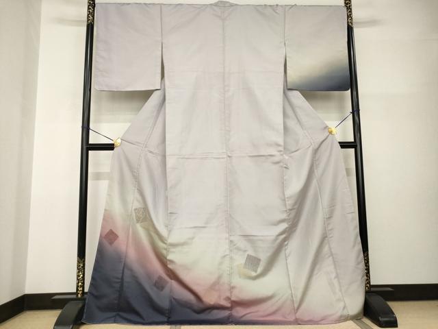 ■■■　サイズ　■■■ 身丈 171cm（肩から） 裄丈 68.5cm 袖丈 50cm　縫込み 8cm 袖幅 34cm 前幅 24.5cm 後幅 30cm 着物縫いこみ 内揚げ 1cm 裄 お袖側 約1cm　身頃側 約1cm ■■■　商品詳細　■■■ 【正絹・未使用】 状態は特に目立ったシミ汚れなどもなく大変良い状態です。 大変上質な逸品になります。 お安く出品致しますので、是非この機会にいかがでしょうか？ ■■■　注意事項　■■■ ■モニター発色の具合により色合いが異なる場合がございます。 ■寸法は多少の誤差が生じる場合がございますのでご了承ください。 ■縫込みの長さが左右非対称の場合は短い部分を記載しております。 左右非対称であってもご返品・お値引き等の保証は出来かねますので、ご了承の上ご購入をお願い致します。 ■シミ等のチェックには注意を払っておりますが、見落としがある場合もございますし、個人の見解も様々ですので神経質な方のご購入はお控えください。 ■箪笥に入っておりました着物や帯なので畳みシワや匂いがあるものもございます。 ■お休みは基本的に土日祝となりますが、その他臨時でお休みする場合がございますのでご了承ください。 ■商品の発送は平日のみの発送となります。 ■夜間と土曜、日曜日はお問い合わせの回答が遅れる場合がございます。 ■当店では、お直し、紋入れ、お手入れ等は承っておりません。 ■生地の状態（ヤケ、経年劣化等）によってはサイズ直しが出来ない場合がございます。 その点もどうかご了承のうえ、ご購入をお願いいたします。 ■弊社で取り扱う商品は一点ものにつき、時期や在庫状況に応じて金額が変更となる場合がございます。 ■検針は行っておりません。予めご了承いただきますようお願いいたします。 ■【洗える着物】と記載のある商品におきましては、商品お届け後に洗濯を行ってしまってからのご返品にはご対応しかねます。 念の為、専門店でのお手入れをお願いいたします。 ■着物のサイズ目安は下記を参考ください↓ ＜女性着物＞　お端折り次第で＋5cm　−1cmが着用可能サイズ 　例）身丈170cmの場合、身長160cm〜175cm ＜男性着物＞　身丈＋約25cm〜27cm程が適応身長 　例）身丈155cmの場合、身長180〜182cm