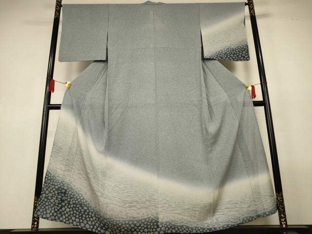 ■■■　サイズ　■■■ 身丈 155cm（肩から） 裄丈 65.5cm 袖丈 47cm　縫込み 4cm 袖幅 32.5cm 前幅 26.5cm 後幅 32cm 着物縫いこみ 内揚げ 8cm 裄 お袖側 約3cm　身頃側 約2cm ■■■　商品詳細　■■■ 【正絹】 状態は特に目立ったシミ汚れなどもなく大変良い状態です。 大変上質な逸品になります。 お安く出品致しますので、是非この機会にいかがでしょうか？ ■■■　注意事項　■■■ ■モニター発色の具合により色合いが異なる場合がございます。 ■寸法は多少の誤差が生じる場合がございますのでご了承ください。 ■縫込みの長さが左右非対称の場合は短い部分を記載しております。 左右非対称であってもご返品・お値引き等の保証は出来かねますので、ご了承の上ご購入をお願い致します。 ■シミ等のチェックには注意を払っておりますが、見落としがある場合もございますし、個人の見解も様々ですので神経質な方のご購入はお控えください。 ■箪笥に入っておりました着物や帯なので畳みシワや匂いがあるものもございます。 ■お休みは基本的に土日祝となりますが、その他臨時でお休みする場合がございますのでご了承ください。 ■商品の発送は平日のみの発送となります。 ■夜間と土曜、日曜日はお問い合わせの回答が遅れる場合がございます。 ■当店では、お直し、紋入れ、お手入れ等は承っておりません。 ■生地の状態（ヤケ、経年劣化等）によってはサイズ直しが出来ない場合がございます。 その点もどうかご了承のうえ、ご購入をお願いいたします。 ■弊社で取り扱う商品は一点ものにつき、時期や在庫状況に応じて金額が変更となる場合がございます。 ■検針は行っておりません。予めご了承いただきますようお願いいたします。 ■【洗える着物】と記載のある商品におきましては、商品お届け後に洗濯を行ってしまってからのご返品にはご対応しかねます。 念の為、専門店でのお手入れをお願いいたします。 ■写真に写っている物が全てになります。それ以外の付属品はございませんのでご了承ください。 ■状態に関する写真につきましては、掲載可能な写真枚数に限りがあるため、各箇所につき1枚参考画像を掲載しております。 ■着物のサイズ目安は下記を参考ください↓ ＜女性着物＞　お端折り次第で＋5cm　−1cmが着用可能サイズ 　例）身丈170cmの場合、身長160cm〜175cm ＜男性着物＞　身丈＋約25cm〜27cm程が適応身長 　例）身丈155cmの場合、身長180〜182cm