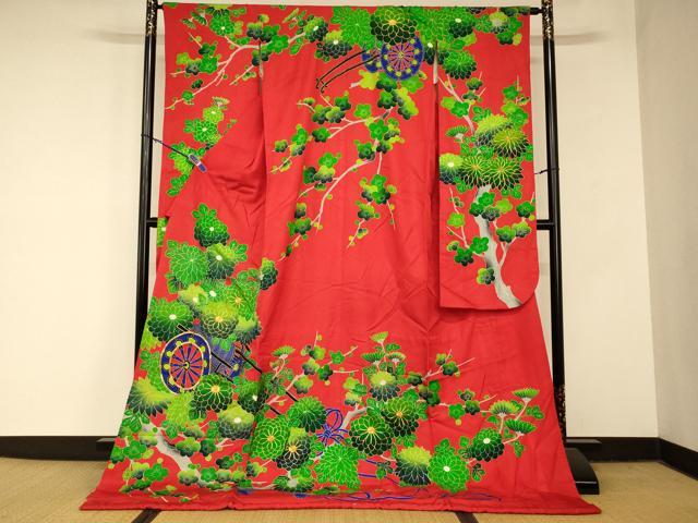 ■■■　サイズ　■■■ 身丈 187cm（肩から） 裄丈 64cm 袖丈 108cm　縫込み 5cm 袖幅 32cm 前幅 25cm 後幅 31cm 着物縫いこみ 内揚げ 0cm 裄 お袖側 約1cm　身頃側 約2cm ■■■　商品詳細　■■■ 【正絹・ふき綿仕立て・比翼仕立て】 状態は接写画像のようにふき綿部分に穴、表地・胴裏に穴、袖口・衿に薄い汚れがございますが その他特に目立ったシミ汚れなどもなく大変良い状態です。 大変上質な逸品になります。 お安く出品致しますので、是非この機会にいかがでしょうか？ ■■■　注意事項　■■■ ■モニター発色の具合により色合いが異なる場合がございます。 ■寸法は多少の誤差が生じる場合がございますのでご了承ください。 ■縫込みの長さが左右非対称の場合は短い部分を記載しております。 左右非対称であってもご返品・お値引き等の保証は出来かねますので、ご了承の上ご購入をお願い致します。 ■シミ等のチェックには注意を払っておりますが、見落としがある場合もございますし、個人の見解も様々ですので神経質な方のご購入はお控えください。 ■箪笥に入っておりました着物や帯なので畳みシワや匂いがあるものもございます。 ■お休みは基本的に土日祝となりますが、その他臨時でお休みする場合がございますのでご了承ください。 ■商品の発送は平日のみの発送となります。 ■夜間と土曜、日曜日はお問い合わせの回答が遅れる場合がございます。 ■当店では、お直し、紋入れ、お手入れ等は承っておりません。 ■生地の状態（ヤケ、経年劣化等）によってはサイズ直しが出来ない場合がございます。 その点もどうかご了承のうえ、ご購入をお願いいたします。 ■弊社で取り扱う商品は一点ものにつき、時期や在庫状況に応じて金額が変更となる場合がございます。 ■検針は行っておりません。予めご了承いただきますようお願いいたします。 ■【洗える着物】と記載のある商品におきましては、商品お届け後に洗濯を行ってしまってからのご返品にはご対応しかねます。 念の為、専門店でのお手入れをお願いいたします。 ■写真に写っている物が全てになります。それ以外の付属品はございませんのでご了承ください。 ■状態に関する写真につきましては、掲載可能な写真枚数に限りがあるため、各箇所につき1枚参考画像を掲載しております。 ■着物のサイズ目安は下記を参考ください↓ ＜女性着物＞　お端折り次第で＋5cm　−1cmが着用可能サイズ 　例）身丈170cmの場合、身長160cm〜175cm ＜男性着物＞　身丈＋約25cm〜27cm程が適応身長 　例）身丈155cmの場合、身長180〜182cm