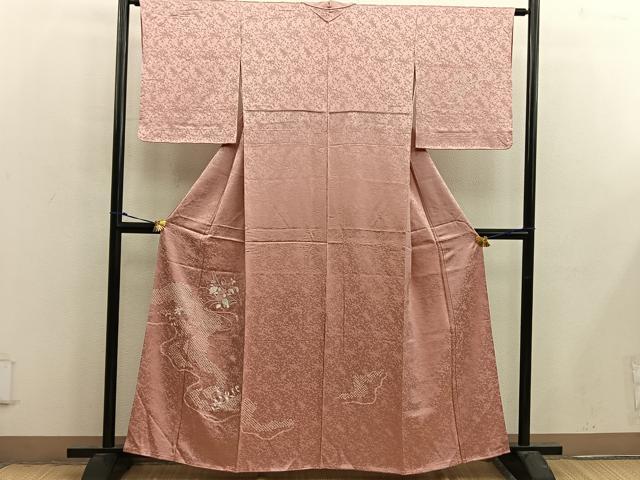 ■■■　サイズ　■■■ 身丈 159cm（肩から） 裄丈 63cm 袖丈 49.5cm　縫込み 5cm 袖幅 32.5cm 前幅 22.5cm 後幅 28.5cm 着物縫いこみ 内揚げ 6.5cm 裄 お袖側 約2.5cm　身頃側 約3cm ■■■　商品詳細　■■■ 【正絹・未使用】 状態は特に目立ったシミ汚れなどもなく大変良い状態です。 大変上質な逸品になります。 お安く出品致しますので、是非この機会にいかがでしょうか？ ■■■　注意事項　■■■ ■モニター発色の具合により色合いが異なる場合がございます。 ■寸法は多少の誤差が生じる場合がございますのでご了承ください。 ■縫込みの長さが左右非対称の場合は短い部分を記載しております。 左右非対称であってもご返品・お値引き等の保証は出来かねますので、ご了承の上ご購入をお願い致します。 ■シミ等のチェックには注意を払っておりますが、見落としがある場合もございますし、個人の見解も様々ですので神経質な方のご購入はお控えください。 ■箪笥に入っておりました着物や帯なので畳みシワや匂いがあるものもございます。 ■お休みは基本的に土日祝となりますが、その他臨時でお休みする場合がございますのでご了承ください。 ■商品の発送は平日のみの発送となります。 ■夜間と土曜、日曜日はお問い合わせの回答が遅れる場合がございます。 ■当店では、お直し、紋入れ、お手入れ等は承っておりません。 ■生地の状態（ヤケ、経年劣化等）によってはサイズ直しが出来ない場合がございます。 その点もどうかご了承のうえ、ご購入をお願いいたします。 ■弊社で取り扱う商品は一点ものにつき、時期や在庫状況に応じて金額が変更となる場合がございます。 ■検針は行っておりません。予めご了承いただきますようお願いいたします。 ■【洗える着物】と記載のある商品におきましては、商品お届け後に洗濯を行ってしまってからのご返品にはご対応しかねます。 念の為、専門店でのお手入れをお願いいたします。 ■着物のサイズ目安は下記を参考ください↓ ＜女性着物＞　お端折り次第で＋5cm　−1cmが着用可能サイズ 　例）身丈170cmの場合、身長160cm〜175cm ＜男性着物＞　身丈＋約25cm〜27cm程が適応身長 　例）身丈155cmの場合、身長180〜182cm