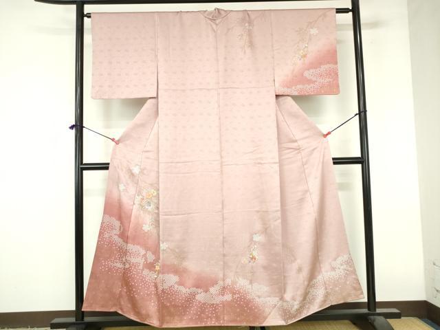 ■■■　サイズ　■■■ 身丈 154cm（肩から） 裄丈 62cm 袖丈 45cm　縫込み 4cm 袖幅 33cm 前幅 23cm 後幅 30cm 着物縫いこみ 内揚げ 10cm 裄 お袖側 約2cm　身頃側 約2cm ■■■　商品詳細　■■■ 【正絹】 状態は接写画像のように衿山に薄い汚れがございますが その他特に目立ったシミ汚れなどもなく大変良い状態です。 大変上質な逸品になります。 お安く出品致しますので、是非この機会にいかがでしょうか？ ■■■　注意事項　■■■ ■モニター発色の具合により色合いが異なる場合がございます。 ■寸法は多少の誤差が生じる場合がございますのでご了承ください。 ■縫込みの長さが左右非対称の場合は短い部分を記載しております。 左右非対称であってもご返品・お値引き等の保証は出来かねますので、ご了承の上ご購入をお願い致します。 ■シミ等のチェックには注意を払っておりますが、見落としがある場合もございますし、個人の見解も様々ですので神経質な方のご購入はお控えください。 ■箪笥に入っておりました着物や帯なので畳みシワや匂いがあるものもございます。 ■お休みは基本的に土日祝となりますが、その他臨時でお休みする場合がございますのでご了承ください。 ■商品の発送は平日のみの発送となります。 ■夜間と土曜、日曜日はお問い合わせの回答が遅れる場合がございます。 ■当店では、お直し、紋入れ、お手入れ等は承っておりません。 ■生地の状態（ヤケ、経年劣化等）によってはサイズ直しが出来ない場合がございます。 その点もどうかご了承のうえ、ご購入をお願いいたします。 ■弊社で取り扱う商品は一点ものにつき、時期や在庫状況に応じて金額が変更となる場合がございます。 ■検針は行っておりません。予めご了承いただきますようお願いいたします。 ■【洗える着物】と記載のある商品におきましては、商品お届け後に洗濯を行ってしまってからのご返品にはご対応しかねます。 念の為、専門店でのお手入れをお願いいたします。 ■写真に写っている物が全てになります。それ以外の付属品はございませんのでご了承ください。 ■状態に関する写真につきましては、掲載可能な写真枚数に限りがあるため、各箇所につき1枚参考画像を掲載しております。 ■着物のサイズ目安は下記を参考ください↓ ＜女性着物＞　お端折り次第で＋5cm　−1cmが着用可能サイズ 　例）身丈170cmの場合、身長160cm〜175cm ＜男性着物＞　身丈＋約25cm〜27cm程が適応身長 　例）身丈155cmの場合、身長180〜182cm