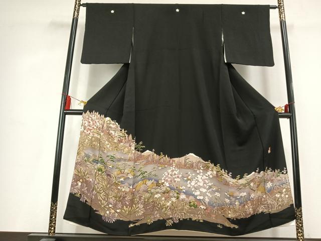 ■■■　サイズ　■■■ 身丈 151cm（肩から） 裄丈 62.5cm 袖丈 46cm　縫込み 5.5cm 袖幅 32cm 前幅 24cm 後幅 30cm 着物縫いこみ 内揚げ 9cm 裄 お袖側 約4cm　身頃側 約4cm ■■■　商品詳細　■■■ 【正絹・五つ紋・比翼仕立て・未使用】 状態は特に目立ったシミ汚れなどもなく大変良い状態です。 大変上質な逸品になります。 お安く出品致しますので、是非この機会にいかがでしょうか？ ■■■　注意事項　■■■ ■モニター発色の具合により色合いが異なる場合がございます。 ■寸法は多少の誤差が生じる場合がございますのでご了承ください。 ■縫込みの長さが左右非対称の場合は短い部分を記載しております。 左右非対称であってもご返品・お値引き等の保証は出来かねますので、ご了承の上ご購入をお願い致します。 ■シミ等のチェックには注意を払っておりますが、見落としがある場合もございますし、個人の見解も様々ですので神経質な方のご購入はお控えください。 ■箪笥に入っておりました着物や帯なので畳みシワや匂いがあるものもございます。 ■お休みは基本的に土日祝となりますが、その他臨時でお休みする場合がございますのでご了承ください。 ■商品の発送は平日のみの発送となります。 ■夜間と土曜、日曜日はお問い合わせの回答が遅れる場合がございます。 ■当店では、お直し、紋入れ、お手入れ等は承っておりません。 ■生地の状態（ヤケ、経年劣化等）によってはサイズ直しが出来ない場合がございます。 その点もどうかご了承のうえ、ご購入をお願いいたします。 ■弊社で取り扱う商品は一点ものにつき、時期や在庫状況に応じて金額が変更となる場合がございます。 ■検針は行っておりません。予めご了承いただきますようお願いいたします。 ■【洗える着物】と記載のある商品におきましては、商品お届け後に洗濯を行ってしまってからのご返品にはご対応しかねます。 念の為、専門店でのお手入れをお願いいたします。 ■写真に写っている物が全てになります。それ以外の付属品はございませんのでご了承ください。 ■状態に関する写真につきましては、掲載可能な写真枚数に限りがあるため、各箇所につき1枚参考画像を掲載しております。 ■着物のサイズ目安は下記を参考ください↓ ＜女性着物＞　お端折り次第で＋5cm　−1cmが着用可能サイズ 　例）身丈170cmの場合、身長160cm〜175cm ＜男性着物＞　身丈＋約25cm〜27cm程が適応身長 　例）身丈155cmの場合、身長180〜182cm