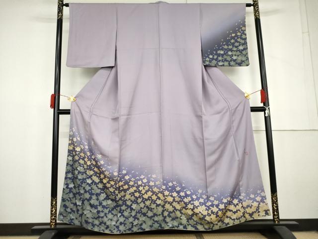 ■■■　サイズ　■■■ 身丈 156cm（肩から） 裄丈 63cm 袖丈 49.5cm　縫込み 5cm 袖幅 33cm 前幅 23.5cm 後幅 29.5cm 着物縫いこみ 内揚げ 8.5cm 裄 お袖側 約2cm　身頃側 約4cm ■■■　商品詳細　■■■ 【正絹】 状態は特に目立ったシミ汚れなどもなく大変良い状態です。 大変上質な逸品になります。 お安く出品致しますので、是非この機会にいかがでしょうか？ ■■■　注意事項　■■■ ■モニター発色の具合により色合いが異なる場合がございます。 ■寸法は多少の誤差が生じる場合がございますのでご了承ください。 ■縫込みの長さが左右非対称の場合は短い部分を記載しております。 左右非対称であってもご返品・お値引き等の保証は出来かねますので、ご了承の上ご購入をお願い致します。 ■シミ等のチェックには注意を払っておりますが、見落としがある場合もございますし、個人の見解も様々ですので神経質な方のご購入はお控えください。 ■箪笥に入っておりました着物や帯なので畳みシワや匂いがあるものもございます。 ■お休みは基本的に土日祝となりますが、その他臨時でお休みする場合がございますのでご了承ください。 ■商品の発送は平日のみの発送となります。 ■夜間と土曜、日曜日はお問い合わせの回答が遅れる場合がございます。 ■当店では、お直し、紋入れ、お手入れ等は承っておりません。 ■生地の状態（ヤケ、経年劣化等）によってはサイズ直しが出来ない場合がございます。 その点もどうかご了承のうえ、ご購入をお願いいたします。 ■弊社で取り扱う商品は一点ものにつき、時期や在庫状況に応じて金額が変更となる場合がございます。 ■検針は行っておりません。予めご了承いただきますようお願いいたします。 ■【洗える着物】と記載のある商品におきましては、商品お届け後に洗濯を行ってしまってからのご返品にはご対応しかねます。 念の為、専門店でのお手入れをお願いいたします。 ■写真に写っている物が全てになります。それ以外の付属品はございませんのでご了承ください。 ■状態に関する写真につきましては、掲載可能な写真枚数に限りがあるため、各箇所につき1枚参考画像を掲載しております。 ■着物のサイズ目安は下記を参考ください↓ ＜女性着物＞　お端折り次第で＋5cm　−1cmが着用可能サイズ 　例）身丈170cmの場合、身長160cm〜175cm ＜男性着物＞　身丈＋約25cm〜27cm程が適応身長 　例）身丈155cmの場合、身長180〜182cm