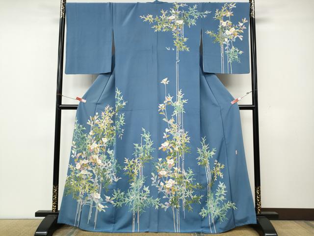 ■■■　サイズ　■■■ 身丈 166cm（肩から） 裄丈 70cm 袖丈 54cm　縫込み 4cm 袖幅 35cm 前幅 24cm 後幅 30cm 着物縫いこみ 内揚げ 3cm 裄 お袖側 約1cm　身頃側 約0cm ■■■　商品詳細　■■■ 【正絹】 状態は接写画像のように表地所々にヤケ、 後身頃・衿山・両袖口・胴裏・八掛に薄い汚れ、八掛にシールの剥がし跡がございます。 大変上質な逸品になりますのでぜひお手入れをされてお召しになられてはいかがでしょうか。 お安く出品致しますので、是非この機会にいかがでしょうか？ ■■■　注意事項　■■■ ■モニター発色の具合により色合いが異なる場合がございます。 ■寸法は多少の誤差が生じる場合がございますのでご了承ください。 ■縫込みの長さが左右非対称の場合は短い部分を記載しております。 左右非対称であってもご返品・お値引き等の保証は出来かねますので、ご了承の上ご購入をお願い致します。 ■シミ等のチェックには注意を払っておりますが、見落としがある場合もございますし、個人の見解も様々ですので神経質な方のご購入はお控えください。 ■箪笥に入っておりました着物や帯なので畳みシワや匂いがあるものもございます。 ■お休みは基本的に土日祝となりますが、その他臨時でお休みする場合がございますのでご了承ください。 ■商品の発送は平日のみの発送となります。 ■夜間と土曜、日曜日はお問い合わせの回答が遅れる場合がございます。 ■当店では、お直し、紋入れ、お手入れ等は承っておりません。 ■生地の状態（ヤケ、経年劣化等）によってはサイズ直しが出来ない場合がございます。 その点もどうかご了承のうえ、ご購入をお願いいたします。 ■弊社で取り扱う商品は一点ものにつき、時期や在庫状況に応じて金額が変更となる場合がございます。 ■検針は行っておりません。予めご了承いただきますようお願いいたします。 ■【洗える着物】と記載のある商品におきましては、商品お届け後に洗濯を行ってしまってからのご返品にはご対応しかねます。 念の為、専門店でのお手入れをお願いいたします。 ■写真に写っている物が全てになります。それ以外の付属品はございませんのでご了承ください。 ■状態に関する写真につきましては、掲載可能な写真枚数に限りがあるため、各箇所につき1枚参考画像を掲載しております。 ■着物のサイズ目安は下記を参考ください↓ ＜女性着物＞　お端折り次第で＋5cm　−1cmが着用可能サイズ 　例）身丈170cmの場合、身長160cm〜175cm ＜男性着物＞　身丈＋約25cm〜27cm程が適応身長 　例）身丈155cmの場合、身長180〜182cm
