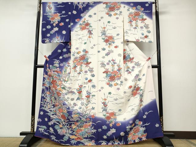 ■■■　サイズ　■■■ 身丈 166cm（肩から） 裄丈 65cm 袖丈 51cm　縫込み 9cm 袖幅 34cm 前幅 24cm 後幅 30cm 着物縫いこみ 内揚げ 0cm 裄 お袖側 約1cm　身頃側 約3cm ■■■　商品詳細　■■■ 【正絹】 状態は接写画像のように衿山・両袖・袖口・胴裏に薄い汚れがございますが その他特に目立ったシミ汚れなどもなく大変良い状態です。 大変上質な逸品になります。 お安く出品致しますので、是非この機会にいかがでしょうか？ ■■■　注意事項　■■■ ■モニター発色の具合により色合いが異なる場合がございます。 ■寸法は多少の誤差が生じる場合がございますのでご了承ください。 ■縫込みの長さが左右非対称の場合は短い部分を記載しております。 左右非対称であってもご返品・お値引き等の保証は出来かねますので、ご了承の上ご購入をお願い致します。 ■シミ等のチェックには注意を払っておりますが、見落としがある場合もございますし、個人の見解も様々ですので神経質な方のご購入はお控えください。 ■箪笥に入っておりました着物や帯なので畳みシワや匂いがあるものもございます。 ■お休みは基本的に土日祝となりますが、その他臨時でお休みする場合がございますのでご了承ください。 ■商品の発送は平日のみの発送となります。 ■夜間と土曜、日曜日はお問い合わせの回答が遅れる場合がございます。 ■当店では、お直し、紋入れ、お手入れ等は承っておりません。 ■生地の状態（ヤケ、経年劣化等）によってはサイズ直しが出来ない場合がございます。 その点もどうかご了承のうえ、ご購入をお願いいたします。 ■弊社で取り扱う商品は一点ものにつき、時期や在庫状況に応じて金額が変更となる場合がございます。 ■検針は行っておりません。予めご了承いただきますようお願いいたします。 ■【洗える着物】と記載のある商品におきましては、商品お届け後に洗濯を行ってしまってからのご返品にはご対応しかねます。 念の為、専門店でのお手入れをお願いいたします。 ■写真に写っている物が全てになります。それ以外の付属品はございませんのでご了承ください。 ■状態に関する写真につきましては、掲載可能な写真枚数に限りがあるため、各箇所につき1枚参考画像を掲載しております。 ■着物のサイズ目安は下記を参考ください↓ ＜女性着物＞　お端折り次第で＋5cm　－1cmが着用可能サイズ 　例）身丈170cmの場合、身長160cm～175cm ＜男性着物＞　身丈＋約25cm～27cm程が適応身長 　例）身丈155cmの場合、身長180～182cm