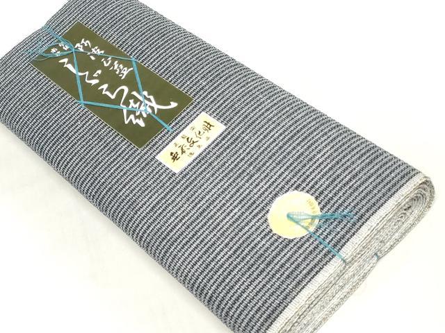 ■■■　サイズ　■■■ 長さ　　着尺分あり 幅　　　約36cm ■■■　商品詳細　■■■ 【綿・未使用】 状態は特に目立ったシミ汚れなどもなく大変良い状態です。 徳島県の伝統的な綿織物で、 国によって伝統的工芸品に指定されている阿波しじら織。 かつて徳島藩では庶民の絹織物の着用が禁じられており、 綿織物をよりお洒落に楽しみたいという人々の思いから生まれた織物です。 経糸の伸縮性を利用した、独特のしぼのある風合いが 素朴な魅力に満ちていて、なんといっても先染め糸で 織り表された柄が気取らないお洒落さを感じさせます。 また、木綿の肌触りも大変優しくさらさらしており、 吸湿性に優れていますので蒸れずに快適な着物姿を楽しめます。 大変上質な逸品になります。 お安く出品致しますので、是非この機会にいかがでしょうか？ ■■■　注意事項　■■■ ■モニター発色の具合により色合いが異なる場合がございます。 ■寸法は多少の誤差が生じる場合がございますのでご了承ください。 ■縫込みの長さが左右非対称の場合は短い部分を記載しております。 左右非対称であってもご返品・お値引き等の保証は出来かねますので、ご了承の上ご購入をお願い致します。 ■シミ等のチェックには注意を払っておりますが、見落としがある場合もございますし、個人の見解も様々ですので神経質な方のご購入はお控えください。 ■箪笥に入っておりました着物や帯なので畳みシワや匂いがあるものもございます。 ■お休みは基本的に土日祝となりますが、その他臨時でお休みする場合がございますのでご了承ください。 ■商品の発送は平日のみの発送となります。 ■夜間と土曜、日曜日はお問い合わせの回答が遅れる場合がございます。 ■当店では、お直し、紋入れ、お手入れ等は承っておりません。 ■生地の状態（ヤケ、経年劣化等）によってはサイズ直しが出来ない場合がございます。 その点もどうかご了承のうえ、ご購入をお願いいたします。 ■弊社で取り扱う商品は一点ものにつき、時期や在庫状況に応じて金額が変更となる場合がございます。 ■検針は行っておりません。予めご了承いただきますようお願いいたします。 ■【洗える着物】と記載のある商品におきましては、商品お届け後に洗濯を行ってしまってからのご返品にはご対応しかねます。 念の為、専門店でのお手入れをお願いいたします。 ■写真に写っている物が全てになります。それ以外の付属品はございませんのでご了承ください。 ■状態に関する写真につきましては、掲載可能な写真枚数に限りがあるため、各箇所につき1枚参考画像を掲載しております。 ■着物のサイズ目安は下記を参考ください↓ ＜女性着物＞　お端折り次第で＋5cm　−1cmが着用可能サイズ 　例）身丈170cmの場合、身長160cm〜175cm ＜男性着物＞　身丈＋約25cm〜27cm程が適応身長 　例）身丈155cmの場合、身長180〜182cm