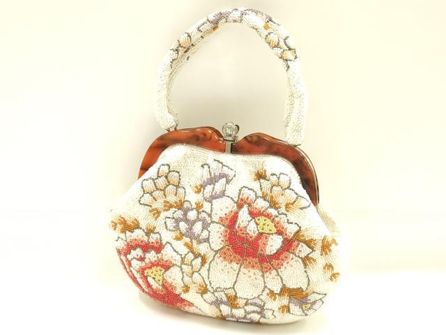 ■■■　サイズ　■■■ 【バッグ】 横　　　23.5cm 縦　　　19cm　取っ手込み　32cm 奥行き　5cm ■■■　商品詳細　■■■ 状態は参考画像のように所々に薄い汚れがございます。 大変上質な逸品になります。 お安く出品致しますので、是非この機会にいかがでしょうか？ ■■■　注意事項　■■■ ■モニター発色の具合により色合いが異なる場合がございます。 ■寸法は多少の誤差が生じる場合がございますのでご了承ください。 ■縫込みの長さが左右非対称の場合は短い部分を記載しております。 左右非対称であってもご返品・お値引き等の保証は出来かねますので、ご了承の上ご購入をお願い致します。 ■シミ等のチェックには注意を払っておりますが、見落としがある場合もございますし、個人の見解も様々ですので神経質な方のご購入はお控えください。 ■箪笥に入っておりました着物や帯なので畳みシワや匂いがあるものもございます。 ■お休みは基本的に土日祝となりますが、その他臨時でお休みする場合がございますのでご了承ください。 ■商品の発送は平日のみの発送となります。 ■夜間と土曜、日曜日はお問い合わせの回答が遅れる場合がございます。 ■当店では、お直し、紋入れ、お手入れ等は承っておりません。 ■生地の状態（ヤケ、経年劣化等）によってはサイズ直しが出来ない場合がございます。 その点もどうかご了承のうえ、ご購入をお願いいたします。 ■弊社で取り扱う商品は一点ものにつき、時期や在庫状況に応じて金額が変更となる場合がございます。 ■検針は行っておりません。予めご了承いただきますようお願いいたします。 ■【洗える着物】と記載のある商品におきましては、商品お届け後に洗濯を行ってしまってからのご返品にはご対応しかねます。 念の為、専門店でのお手入れをお願いいたします。 ■写真に写っている物が全てになります。それ以外の付属品はございませんのでご了承ください。 ■状態に関する写真につきましては、掲載可能な写真枚数に限りがあるため、各箇所につき1枚参考画像を掲載しております。 ■着物のサイズ目安は下記を参考ください↓ ＜女性着物＞　お端折り次第で＋5cm　−1cmが着用可能サイズ 　例）身丈170cmの場合、身長160cm〜175cm ＜男性着物＞　身丈＋約25cm〜27cm程が適応身長 　例）身丈155cmの場合、身長180〜182cm