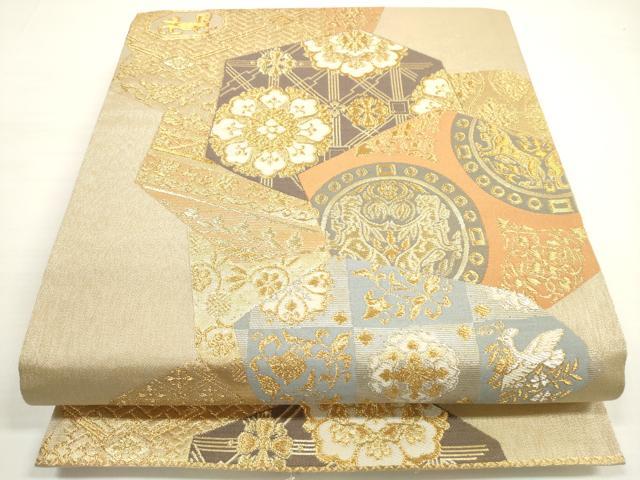 ■■■　サイズ　■■■ 長さ 440cm 幅 30.5cm程 ■■■　商品詳細　■■■ 【正絹】 詳細に関しましては、画像をご確認ください。 大変上質な逸品になります。 お安く出品致しますので、是非この機会にいかがでしょうか？ ※たれ先未かがりですが着用には問題ありません。 ※汚れ等に関しましては、着用時には見えない部分になるかと思いますのであまり気にならずお召になれるかと思います。 ■■■　注意事項　■■■ ■モニター発色の具合により色合いが異なる場合がございます。 ■寸法は多少の誤差が生じる場合がございますのでご了承ください。 ■縫込みの長さが左右非対称の場合は短い部分を記載しております。 左右非対称であってもご返品・お値引き等の保証は出来かねますので、ご了承の上ご購入をお願い致します。 ■シミ等のチェックには注意を払っておりますが、見落としがある場合もございますし、個人の見解も様々ですので神経質な方のご購入はお控えください。 ■箪笥に入っておりました着物や帯なので畳みシワや匂いがあるものもございます。 ■お休みは基本的に土日祝となりますが、その他臨時でお休みする場合がございますのでご了承ください。 ■商品の発送は平日のみの発送となります。 ■夜間と土曜、日曜日はお問い合わせの回答が遅れる場合がございます。 ■当店では、お直し、紋入れ、お手入れ等は承っておりません。 ■生地の状態（ヤケ、経年劣化等）によってはサイズ直しが出来ない場合がございます。 その点もどうかご了承のうえ、ご購入をお願いいたします。 ■弊社で取り扱う商品は一点ものにつき、時期や在庫状況に応じて金額が変更となる場合がございます。 ■検針は行っておりません。予めご了承いただきますようお願いいたします。 ■【洗える着物】と記載のある商品におきましては、商品お届け後に洗濯を行ってしまってからのご返品にはご対応しかねます。 念の為、専門店でのお手入れをお願いいたします。 ■着物のサイズ目安は下記を参考ください↓ ＜女性着物＞　お端折り次第で＋5cm　−1cmが着用可能サイズ 　例）身丈170cmの場合、身長160cm〜175cm ＜男性着物＞　身丈＋約25cm〜27cm程が適応身長 　例）身丈155cmの場合、身長180〜182cm