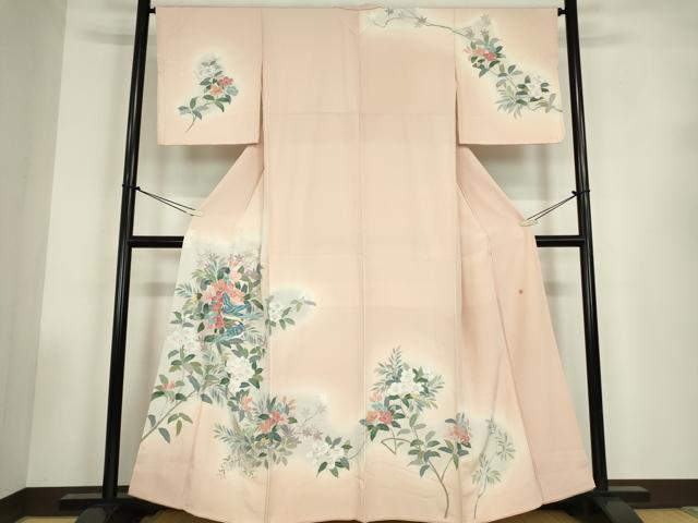 ■■■　サイズ　■■■ 身丈 156cm（肩から） 裄丈 65cm 袖丈 48cm　縫込み 4cm 袖幅 33cm 前幅 24cm 後幅 29cm 着物縫いこみ 内揚げ 9cm 裄 お袖側 約1cm　身頃側 約2cm ■■■　商品詳細　■■■ 【正絹】 状態は特に目立ったシミ汚れなどもなく大変良い状態です。 大変上質な逸品になります。 お安く出品致しますので、是非この機会にいかがでしょうか？ ■■■　注意事項　■■■ ■モニター発色の具合により色合いが異なる場合がございます。 ■寸法は多少の誤差が生じる場合がございますのでご了承ください。 ■縫込みの長さが左右非対称の場合は短い部分を記載しております。 左右非対称であってもご返品・お値引き等の保証は出来かねますので、ご了承の上ご購入をお願い致します。 ■シミ等のチェックには注意を払っておりますが、見落としがある場合もございますし、個人の見解も様々ですので神経質な方のご購入はお控えください。 ■箪笥に入っておりました着物や帯なので畳みシワや匂いがあるものもございます。 ■お休みは基本的に土日祝となりますが、その他臨時でお休みする場合がございますのでご了承ください。 ■商品の発送は平日のみの発送となります。 ■夜間と土曜、日曜日はお問い合わせの回答が遅れる場合がございます。 ■当店では、お直し、紋入れ、お手入れ等は承っておりません。 ■生地の状態（ヤケ、経年劣化等）によってはサイズ直しが出来ない場合がございます。 その点もどうかご了承のうえ、ご購入をお願いいたします。 ■弊社で取り扱う商品は一点ものにつき、時期や在庫状況に応じて金額が変更となる場合がございます。 ■検針は行っておりません。予めご了承いただきますようお願いいたします。 ■【洗える着物】と記載のある商品におきましては、商品お届け後に洗濯を行ってしまってからのご返品にはご対応しかねます。 念の為、専門店でのお手入れをお願いいたします。 ■着物のサイズ目安は下記を参考ください↓ ＜女性着物＞　お端折り次第で＋5cm　−1cmが着用可能サイズ 　例）身丈170cmの場合、身長160cm〜175cm ＜男性着物＞　身丈＋約25cm〜27cm程が適応身長 　例）身丈155cmの場合、身長180〜182cm