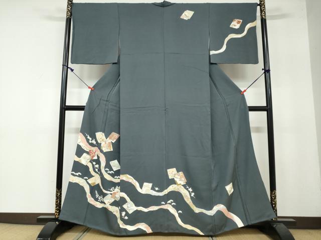 ■■■　サイズ　■■■ 身丈 160cm（肩から） 裄丈 68cm 袖丈 47.5cm　縫込み 3cm 袖幅 34cm 前幅 24.5cm 後幅 30cm 着物縫いこみ 内揚げ 5cm 裄 お袖側 約2cm　身頃側 約3cm ■■■　商品詳細　■■■ 【正絹】 状態は特に目立ったシミ汚れなどもなく大変良い状態です。 大変上質な逸品になります。 お安く出品致しますので、是非この機会にいかがでしょうか？ ■■■　注意事項　■■■ ■モニター発色の具合により色合いが異なる場合がございます。 ■寸法は多少の誤差が生じる場合がございますのでご了承ください。 ■縫込みの長さが左右非対称の場合は短い部分を記載しております。 左右非対称であってもご返品・お値引き等の保証は出来かねますので、ご了承の上ご購入をお願い致します。 ■シミ等のチェックには注意を払っておりますが、見落としがある場合もございますし、個人の見解も様々ですので神経質な方のご購入はお控えください。 ■箪笥に入っておりました着物や帯なので畳みシワや匂いがあるものもございます。 ■お休みは基本的に土日祝となりますが、その他臨時でお休みする場合がございますのでご了承ください。 ■商品の発送は平日のみの発送となります。 ■夜間と土曜、日曜日はお問い合わせの回答が遅れる場合がございます。 ■当店では、お直し、紋入れ、お手入れ等は承っておりません。 ■生地の状態（ヤケ、経年劣化等）によってはサイズ直しが出来ない場合がございます。 その点もどうかご了承のうえ、ご購入をお願いいたします。 ■弊社で取り扱う商品は一点ものにつき、時期や在庫状況に応じて金額が変更となる場合がございます。 ■検針は行っておりません。予めご了承いただきますようお願いいたします。 ■【洗える着物】と記載のある商品におきましては、商品お届け後に洗濯を行ってしまってからのご返品にはご対応しかねます。 念の為、専門店でのお手入れをお願いいたします。 ■着物のサイズ目安は下記を参考ください↓ ＜女性着物＞　お端折り次第で＋5?　−10?が着用可能サイズ 　例）身丈170?の場合、身長160?〜175? ＜男性着物＞　身丈＋約25?〜27?程が適応身長 　例）身丈155?の場合、身長180〜182?