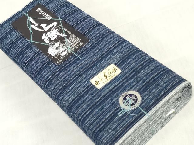 ■■■　サイズ　■■■ 長さ　　着尺分あり 幅　　　約36.5cm ■■■　商品詳細　■■■ 【綿・未使用】 状態は特に目立ったシミ汚れなどもなく大変良い状態です。 徳島県の伝統的な綿織物で、 国によって伝統的工芸品に指定されている阿波しじら織。 かつて徳島藩では庶民の絹織物の着用が禁じられており、 綿織物をよりお洒落に楽しみたいという人々の思いから生まれた織物です。 経糸の伸縮性を利用した、独特のしぼのある風合いが 素朴な魅力に満ちていて、なんといっても先染め糸で 織り表された柄が気取らないお洒落さを感じさせます。 また、木綿の肌触りも大変優しくさらさらしており、 吸湿性に優れていますので蒸れずに快適な着物姿を楽しめます。 大変上質な逸品になります。 お安く出品致しますので、是非この機会にいかがでしょうか？ ■■■　注意事項　■■■ ■モニター発色の具合により色合いが異なる場合がございます。 ■寸法は多少の誤差が生じる場合がございますのでご了承ください。 ■縫込みの長さが左右非対称の場合は短い部分を記載しております。 左右非対称であってもご返品・お値引き等の保証は出来かねますので、ご了承の上ご購入をお願い致します。 ■シミ等のチェックには注意を払っておりますが、見落としがある場合もございますし、個人の見解も様々ですので神経質な方のご購入はお控えください。 ■箪笥に入っておりました着物や帯なので畳みシワや匂いがあるものもございます。 ■お休みは基本的に土日祝となりますが、その他臨時でお休みする場合がございますのでご了承ください。 ■商品の発送は平日のみの発送となります。 ■夜間と土曜、日曜日はお問い合わせの回答が遅れる場合がございます。 ■当店では、お直し、紋入れ、お手入れ等は承っておりません。 ■生地の状態（ヤケ、経年劣化等）によってはサイズ直しが出来ない場合がございます。 その点もどうかご了承のうえ、ご購入をお願いいたします。 ■弊社で取り扱う商品は一点ものにつき、時期や在庫状況に応じて金額が変更となる場合がございます。 ■検針は行っておりません。予めご了承いただきますようお願いいたします。 ■【洗える着物】と記載のある商品におきましては、商品お届け後に洗濯を行ってしまってからのご返品にはご対応しかねます。 念の為、専門店でのお手入れをお願いいたします。 ■写真に写っている物が全てになります。それ以外の付属品はございませんのでご了承ください。 ■状態に関する写真につきましては、掲載可能な写真枚数に限りがあるため、各箇所につき1枚参考画像を掲載しております。 ■着物のサイズ目安は下記を参考ください↓ ＜女性着物＞　お端折り次第で＋5cm　−1cmが着用可能サイズ 　例）身丈170cmの場合、身長160cm〜175cm ＜男性着物＞　身丈＋約25cm〜27cm程が適応身長 　例）身丈155cmの場合、身長180〜182cm
