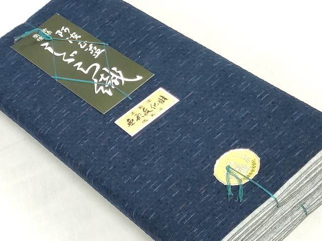 ■■■　サイズ　■■■ 長さ　　着尺分あり 幅　　　約36cm ■■■　商品詳細　■■■ 【綿・未使用】 状態は特に目立ったシミ汚れなどもなく大変良い状態です。 徳島県の伝統的な綿織物で、 国によって伝統的工芸品に指定されている阿波しじら織。 かつて徳島藩では庶民の絹織物の着用が禁じられており、 綿織物をよりお洒落に楽しみたいという人々の思いから生まれた織物です。 経糸の伸縮性を利用した、独特のしぼのある風合いが 素朴な魅力に満ちていて、なんといっても先染め糸で 織り表された柄が気取らないお洒落さを感じさせます。 また、木綿の肌触りも大変優しくさらさらしており、 吸湿性に優れていますので蒸れずに快適な着物姿を楽しめます。 大変上質な逸品になります。 お安く出品致しますので、是非この機会にいかがでしょうか？ ■■■　注意事項　■■■ ■モニター発色の具合により色合いが異なる場合がございます。 ■寸法は多少の誤差が生じる場合がございますのでご了承ください。 ■縫込みの長さが左右非対称の場合は短い部分を記載しております。 左右非対称であってもご返品・お値引き等の保証は出来かねますので、ご了承の上ご購入をお願い致します。 ■シミ等のチェックには注意を払っておりますが、見落としがある場合もございますし、個人の見解も様々ですので神経質な方のご購入はお控えください。 ■箪笥に入っておりました着物や帯なので畳みシワや匂いがあるものもございます。 ■お休みは基本的に土日祝となりますが、その他臨時でお休みする場合がございますのでご了承ください。 ■商品の発送は平日のみの発送となります。 ■夜間と土曜、日曜日はお問い合わせの回答が遅れる場合がございます。 ■当店では、お直し、紋入れ、お手入れ等は承っておりません。 ■生地の状態（ヤケ、経年劣化等）によってはサイズ直しが出来ない場合がございます。 その点もどうかご了承のうえ、ご購入をお願いいたします。 ■弊社で取り扱う商品は一点ものにつき、時期や在庫状況に応じて金額が変更となる場合がございます。 ■検針は行っておりません。予めご了承いただきますようお願いいたします。 ■【洗える着物】と記載のある商品におきましては、商品お届け後に洗濯を行ってしまってからのご返品にはご対応しかねます。 念の為、専門店でのお手入れをお願いいたします。 ■写真に写っている物が全てになります。それ以外の付属品はございませんのでご了承ください。 ■状態に関する写真につきましては、掲載可能な写真枚数に限りがあるため、各箇所につき1枚参考画像を掲載しております。 ■着物のサイズ目安は下記を参考ください↓ ＜女性着物＞　お端折り次第で＋5cm　−1cmが着用可能サイズ 　例）身丈170cmの場合、身長160cm〜175cm ＜男性着物＞　身丈＋約25cm〜27cm程が適応身長 　例）身丈155cmの場合、身長180〜182cm