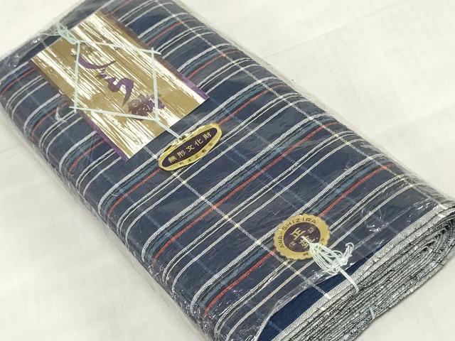 ■■■　サイズ　■■■ 長さ　　着尺分あり 幅　　　約36.5cm ■■■　商品詳細　■■■ 【綿・未使用】 状態は特に目立ったシミ汚れなどもなく大変良い状態です。 徳島県の伝統的な綿織物で、 国によって伝統的工芸品に指定されている阿波しじら織。 かつて徳島藩では庶民の絹織物の着用が禁じられており、 綿織物をよりお洒落に楽しみたいという人々の思いから生まれた織物です。 経糸の伸縮性を利用した、独特のしぼのある風合いが 素朴な魅力に満ちていて、なんといっても先染め糸で 織り表された柄が気取らないお洒落さを感じさせます。 また、木綿の肌触りも大変優しくさらさらしており、 吸湿性に優れていますので蒸れずに快適な着物姿を楽しめます。 大変上質な逸品になります。 お安く出品致しますので、是非この機会にいかがでしょうか？ ■■■　注意事項　■■■ ■モニター発色の具合により色合いが異なる場合がございます。 ■寸法は多少の誤差が生じる場合がございますのでご了承ください。 ■縫込みの長さが左右非対称の場合は短い部分を記載しております。 左右非対称であってもご返品・お値引き等の保証は出来かねますので、ご了承の上ご購入をお願い致します。 ■シミ等のチェックには注意を払っておりますが、見落としがある場合もございますし、個人の見解も様々ですので神経質な方のご購入はお控えください。 ■箪笥に入っておりました着物や帯なので畳みシワや匂いがあるものもございます。 ■お休みは基本的に土日祝となりますが、その他臨時でお休みする場合がございますのでご了承ください。 ■商品の発送は平日のみの発送となります。 ■夜間と土曜、日曜日はお問い合わせの回答が遅れる場合がございます。 ■当店では、お直し、紋入れ、お手入れ等は承っておりません。 ■生地の状態（ヤケ、経年劣化等）によってはサイズ直しが出来ない場合がございます。 その点もどうかご了承のうえ、ご購入をお願いいたします。 ■弊社で取り扱う商品は一点ものにつき、時期や在庫状況に応じて金額が変更となる場合がございます。 ■検針は行っておりません。予めご了承いただきますようお願いいたします。 ■【洗える着物】と記載のある商品におきましては、商品お届け後に洗濯を行ってしまってからのご返品にはご対応しかねます。 念の為、専門店でのお手入れをお願いいたします。 ■写真に写っている物が全てになります。それ以外の付属品はございませんのでご了承ください。 ■状態に関する写真につきましては、掲載可能な写真枚数に限りがあるため、各箇所につき1枚参考画像を掲載しております。 ■着物のサイズ目安は下記を参考ください↓ ＜女性着物＞　お端折り次第で＋5cm　−1cmが着用可能サイズ 　例）身丈170cmの場合、身長160cm〜175cm ＜男性着物＞　身丈＋約25cm〜27cm程が適応身長 　例）身丈155cmの場合、身長180〜182cm