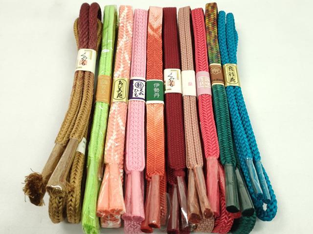 ■■■　商品詳細　■■■ 【未使用】 ※こちらのお品はまとめての出品となりますので、 サイズ等の詳細は記載しておりません。 ご理解の上でのご入札をお願い致します。 大変上質な逸品になります。 お安く出品致しますので、是非この機会にいかがでしょうか？ ■■■　注意事項　■■■ ■モニター発色の具合により色合いが異なる場合がございます。 ■寸法は多少の誤差が生じる場合がございますのでご了承ください。 ■縫込みの長さが左右非対称の場合は短い部分を記載しております。 左右非対称であってもご返品・お値引き等の保証は出来かねますので、ご了承の上ご購入をお願い致します。 ■シミ等のチェックには注意を払っておりますが、見落としがある場合もございますし、個人の見解も様々ですので神経質な方のご購入はお控えください。 ■箪笥に入っておりました着物や帯なので畳みシワや匂いがあるものもございます。 ■お休みは基本的に土日祝となりますが、その他臨時でお休みする場合がございますのでご了承ください。 ■商品の発送は平日のみの発送となります。 ■夜間と土曜、日曜日はお問い合わせの回答が遅れる場合がございます。 ■当店では、お直し、紋入れ、お手入れ等は承っておりません。 ■生地の状態（ヤケ、経年劣化等）によってはサイズ直しが出来ない場合がございます。 その点もどうかご了承のうえ、ご購入をお願いいたします。 ■弊社で取り扱う商品は一点ものにつき、時期や在庫状況に応じて金額が変更となる場合がございます。 ■検針は行っておりません。予めご了承いただきますようお願いいたします。 ■【洗える着物】と記載のある商品におきましては、商品お届け後に洗濯を行ってしまってからのご返品にはご対応しかねます。 念の為、専門店でのお手入れをお願いいたします。 ■着物のサイズ目安は下記を参考ください↓ ＜女性着物＞　お端折り次第で＋5cm　−1cmが着用可能サイズ 　例）身丈170cmの場合、身長160cm〜175cm ＜男性着物＞　身丈＋約25cm〜27cm程が適応身長 　例）身丈155cmの場合、身長180〜182cm